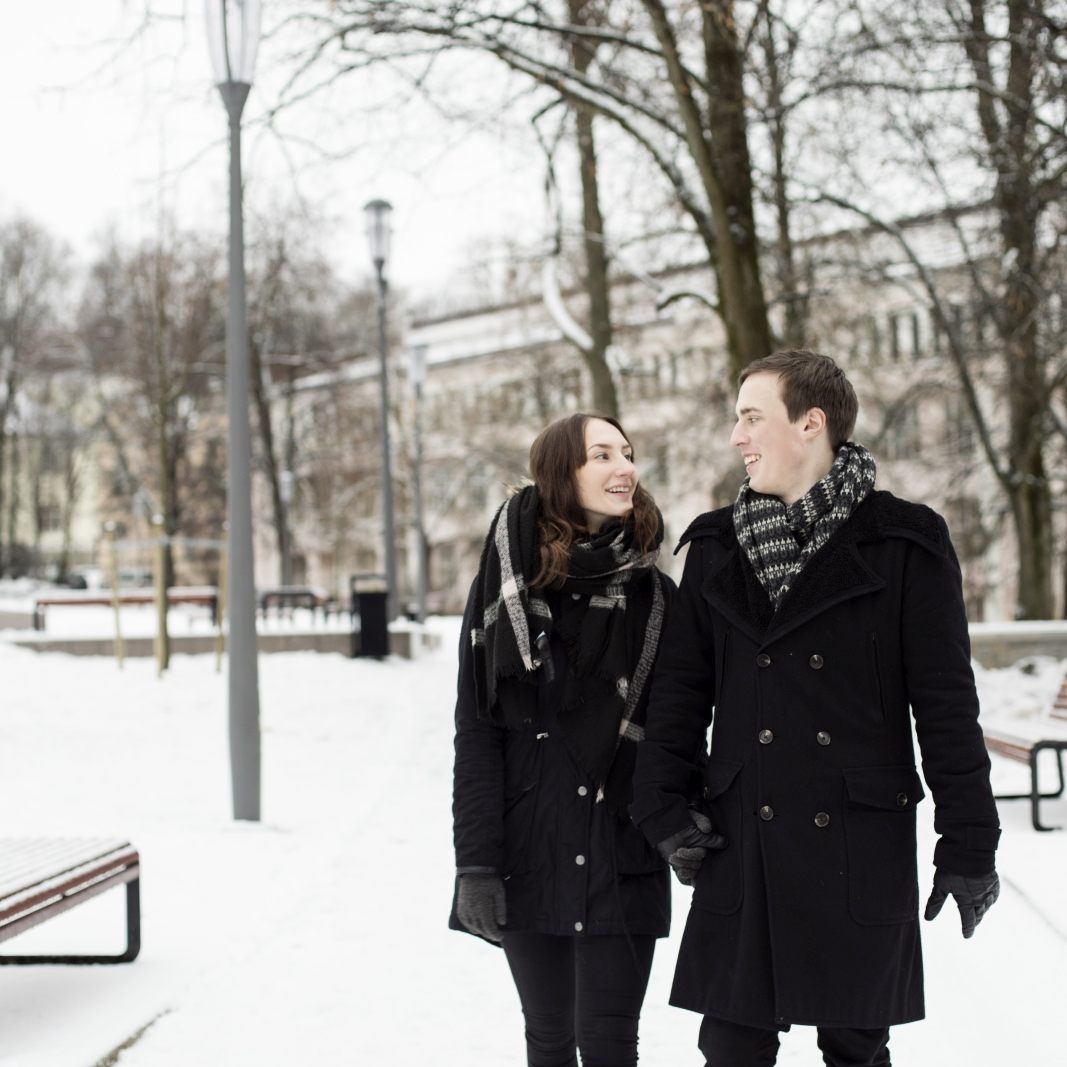 Ein Spaziergang im Schnee wäre ein guter Tipp für das erste Date am Valentinstag.
