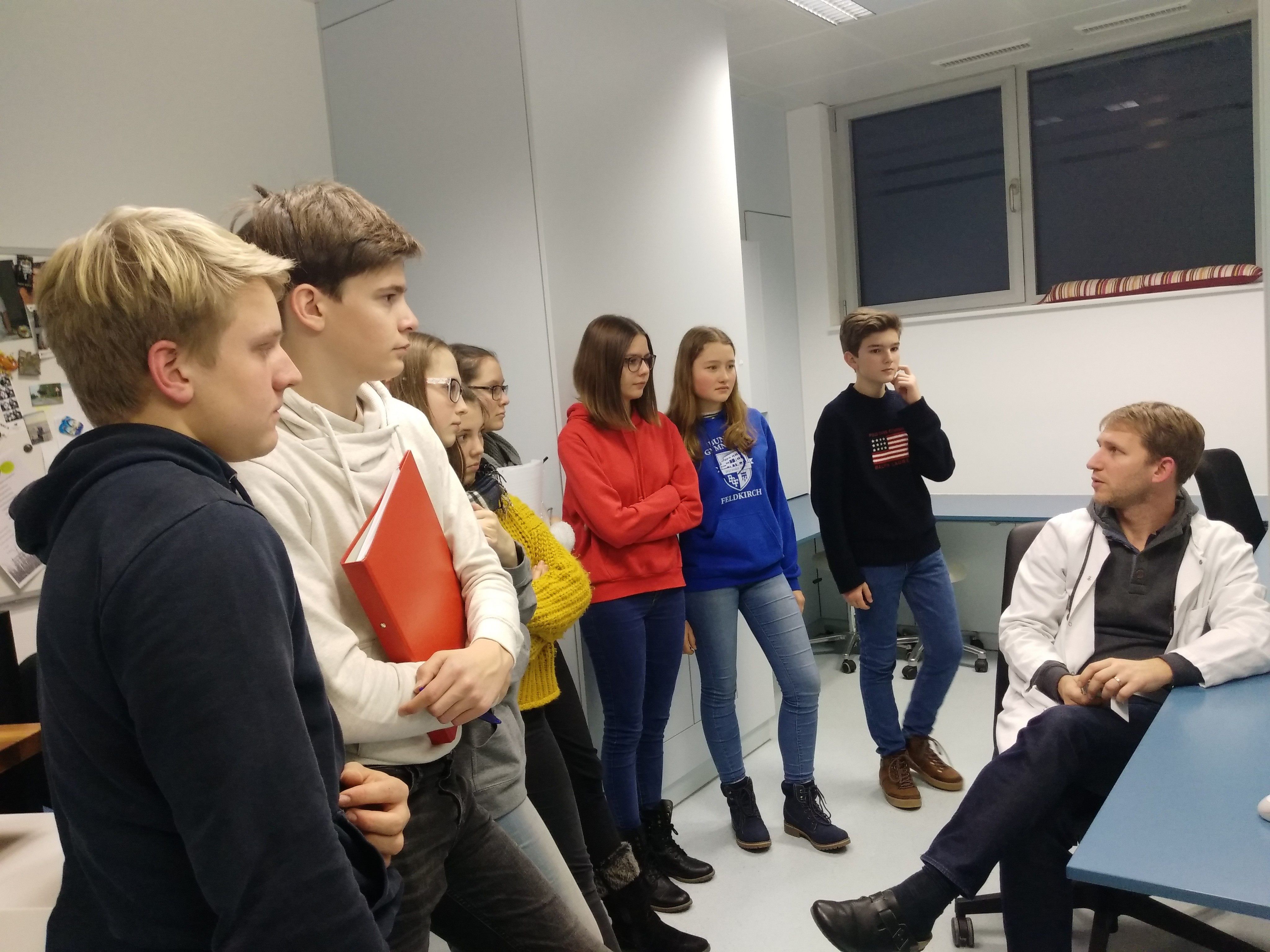 Alle hörten aufmerksam zu Alle hörten aufmerksam zu