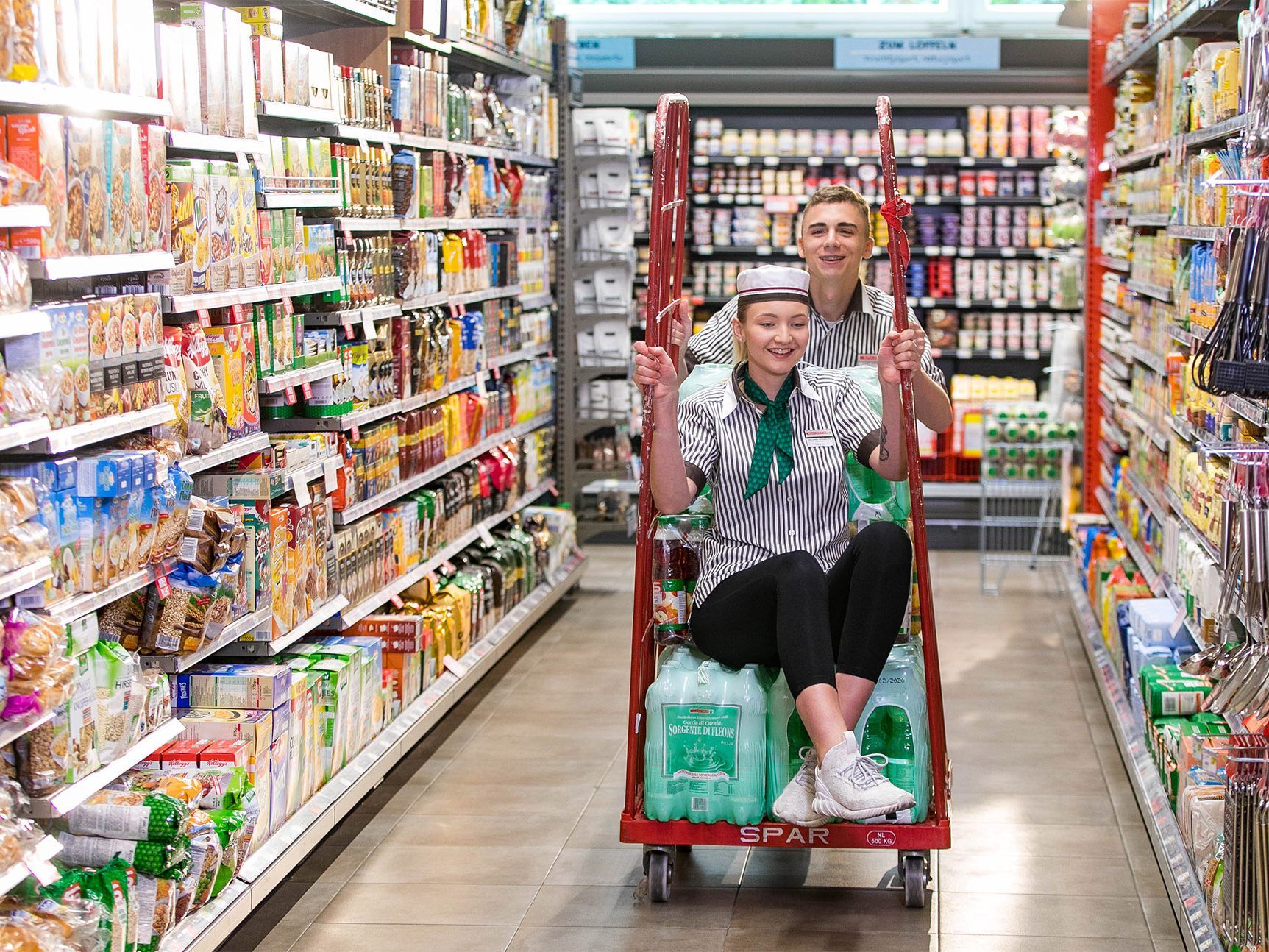 SPAR Vorarlberg bietet jedes Jahr 80 freie Lehrstellen in 14 verschiedenen Lehrberufen – zum Beispiel Einzelhandelskauffrau/-mann mit den Schwerpunkten Lebensmitteleinzelhandel oder Feinkostfachverkauf.