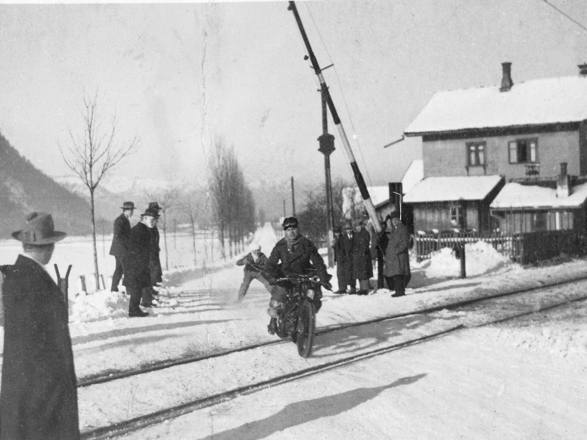 Skijöring beim Bahnübergang Bludenz Zoll Nüziders 1929