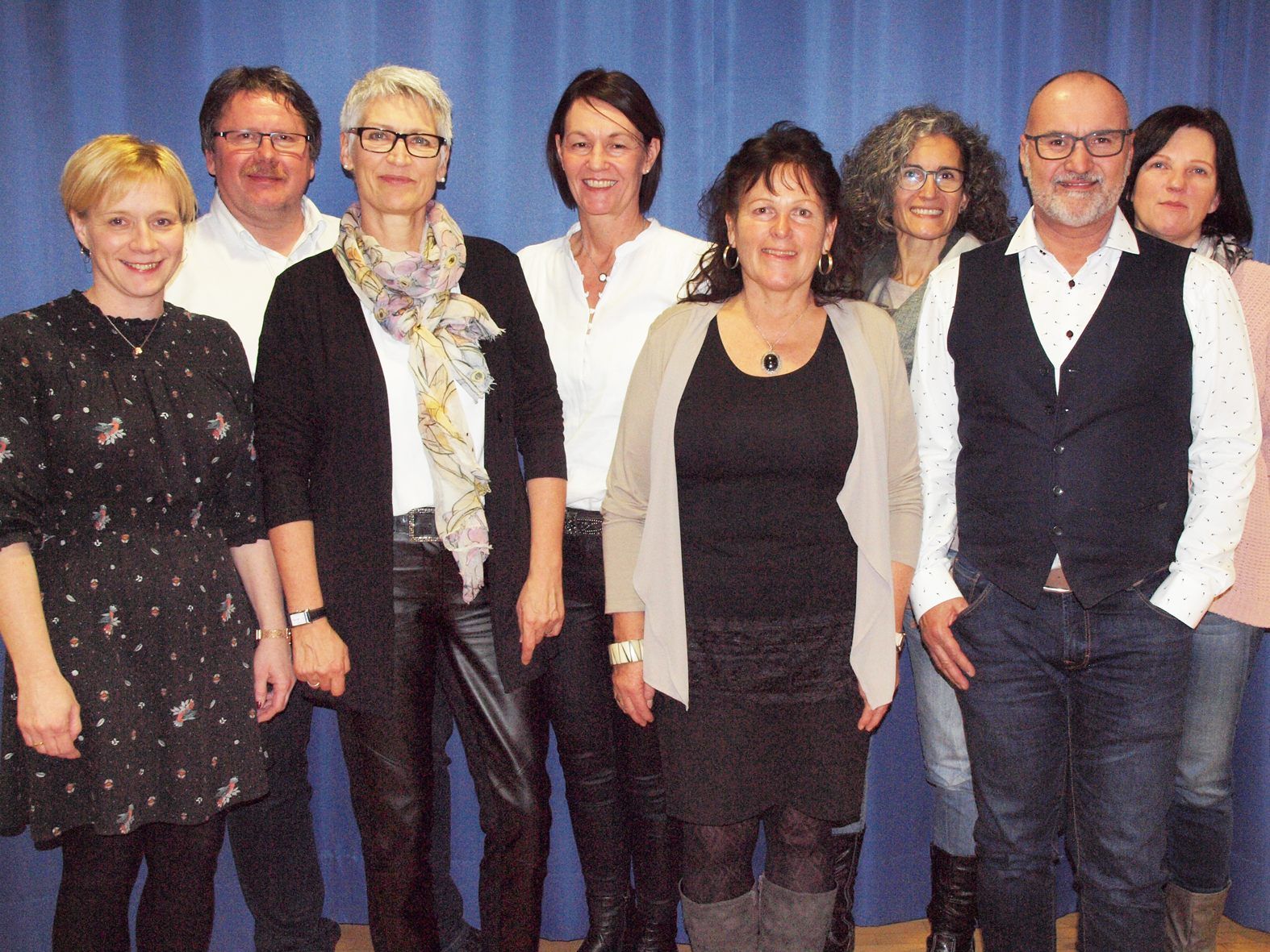 Von links: Ivonne Gross (Kassierin), Jürgen Waibel (Obmann und Chorleiter), Ruth Camenisch (Schriftführerin), Susanne Puchmayr (Beirätin), Gabriele Amann (Beirä-tin), Tanja Reis (Beirätin), Johannes Drexel, Kulturstadtrat (Gast), Carmen Seiss (Beirätin). Auf dem Bild fehlt: Wolfgang Hohenberger (Vizeobmann) Von links: Ivonne Gross (Kassierin), Jürgen Waibel (Obmann und Chorleiter), Ruth Camenisch (Schriftführerin), Susanne Puchmayr (Beirätin), Gabriele Amann (Beirä-tin), Tanja Reis (Beirätin), Johannes Drexel, Kulturstadtrat (Gast), Carmen Seiss (Beirätin). Auf dem Bild fehlt: Wolfgang Hohenberger (Vizeobmann)