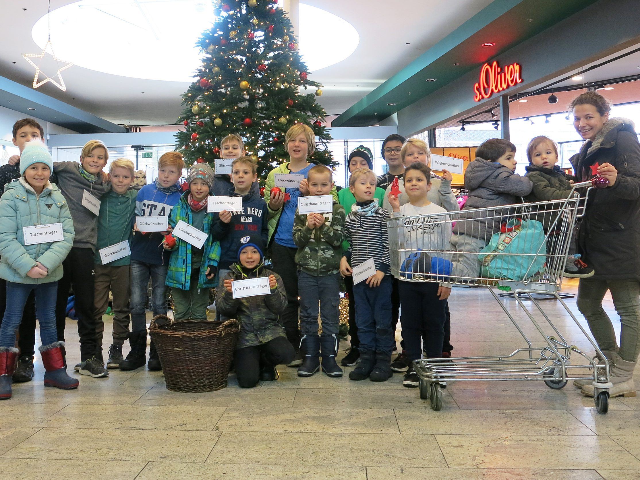 Bei Lustenaus Supermärkten erfreuten die Kinder als Wagenschieber, Händewärmer, Christbaumträger oder Taschenträger. Bei Lustenaus Supermärkten erfreuten die Kinder als Wagenschieber, Händewärmer, Christbaumträger oder Taschenträger.
