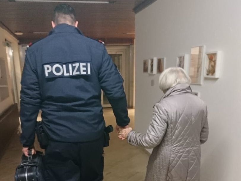 Die Wiener Polizei führte die Bewohner in andere Unterkünfte.