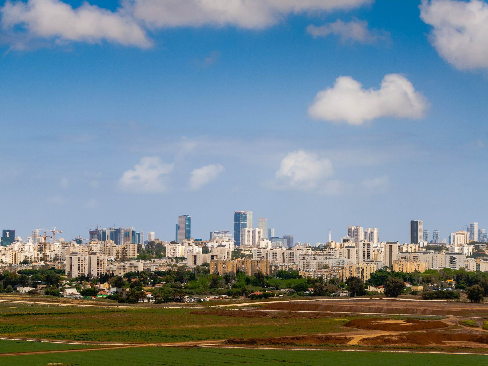 Um den ESC-Besuchern eine günstigere Alternative zu den teuren Hotels zu bieten, entsteht in Tel Aviv eine Zeltstadt. Um den ESC-Besuchern eine günstigere Alternative zu den teuren Hotels zu bieten, entsteht in Tel Aviv eine Zeltstadt.
