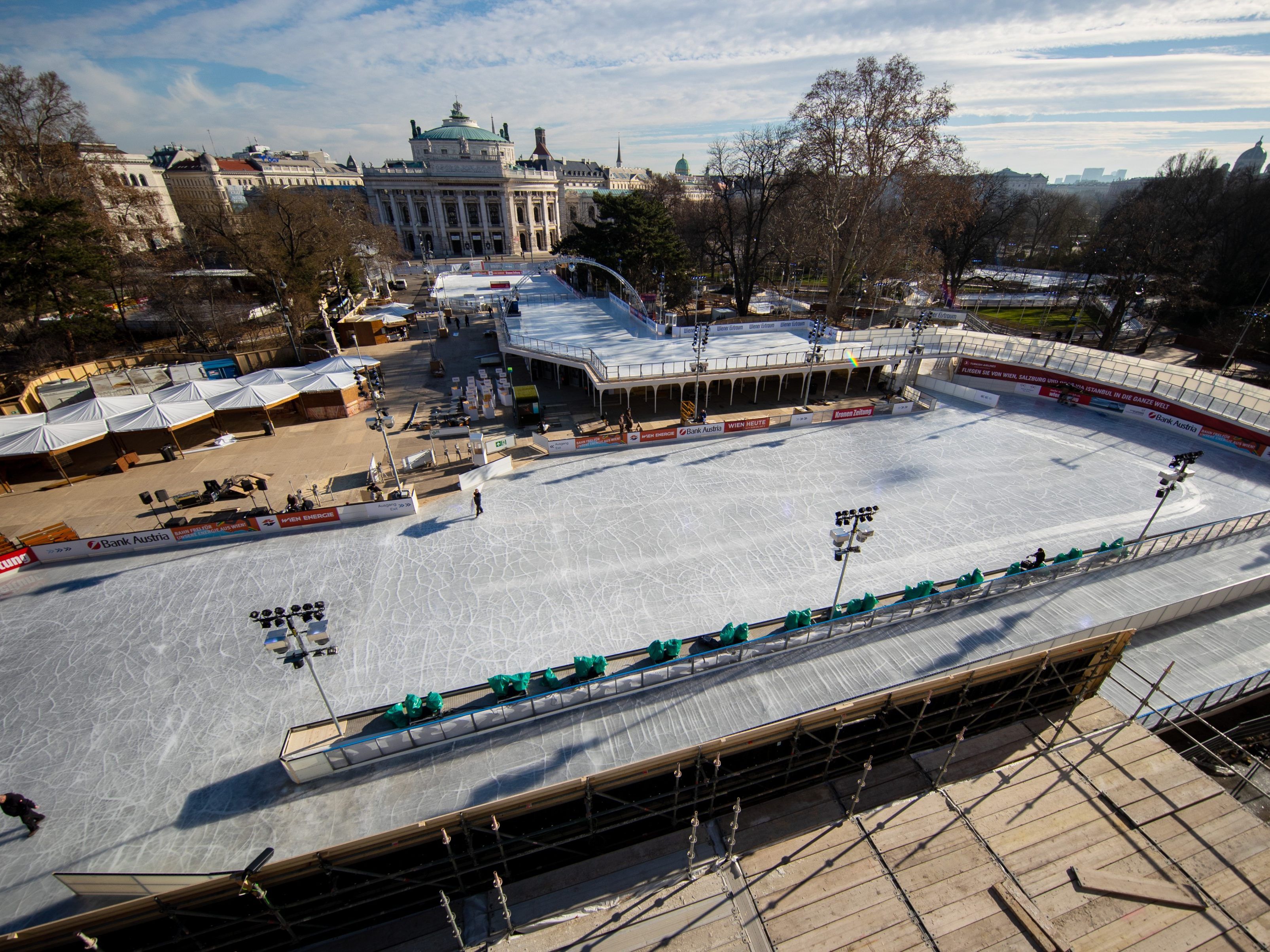 Der Wiener Eistraum ist heuer erstmals zweistöckig. Der Wiener Eistraum ist heuer erstmals zweistöckig.