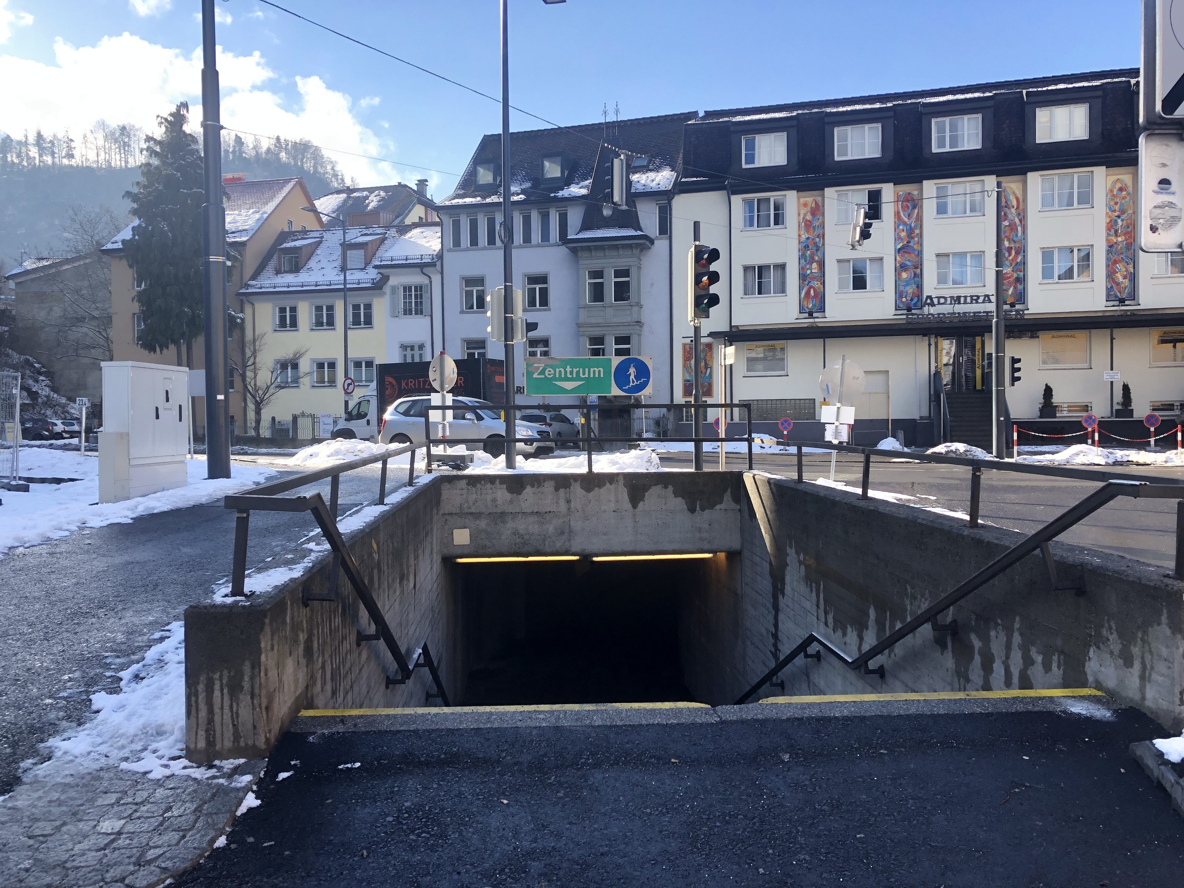 Statt durch die Passage verläuft der Fußweg während der Bauarbeiten oberirdisch über den Schlossgraben im Bereich der neu eingerichteten Ampel. Statt durch die Passage verläuft der Fußweg während der Bauarbeiten oberirdisch über den Schlossgraben im Bereich der neu eingerichteten Ampel.