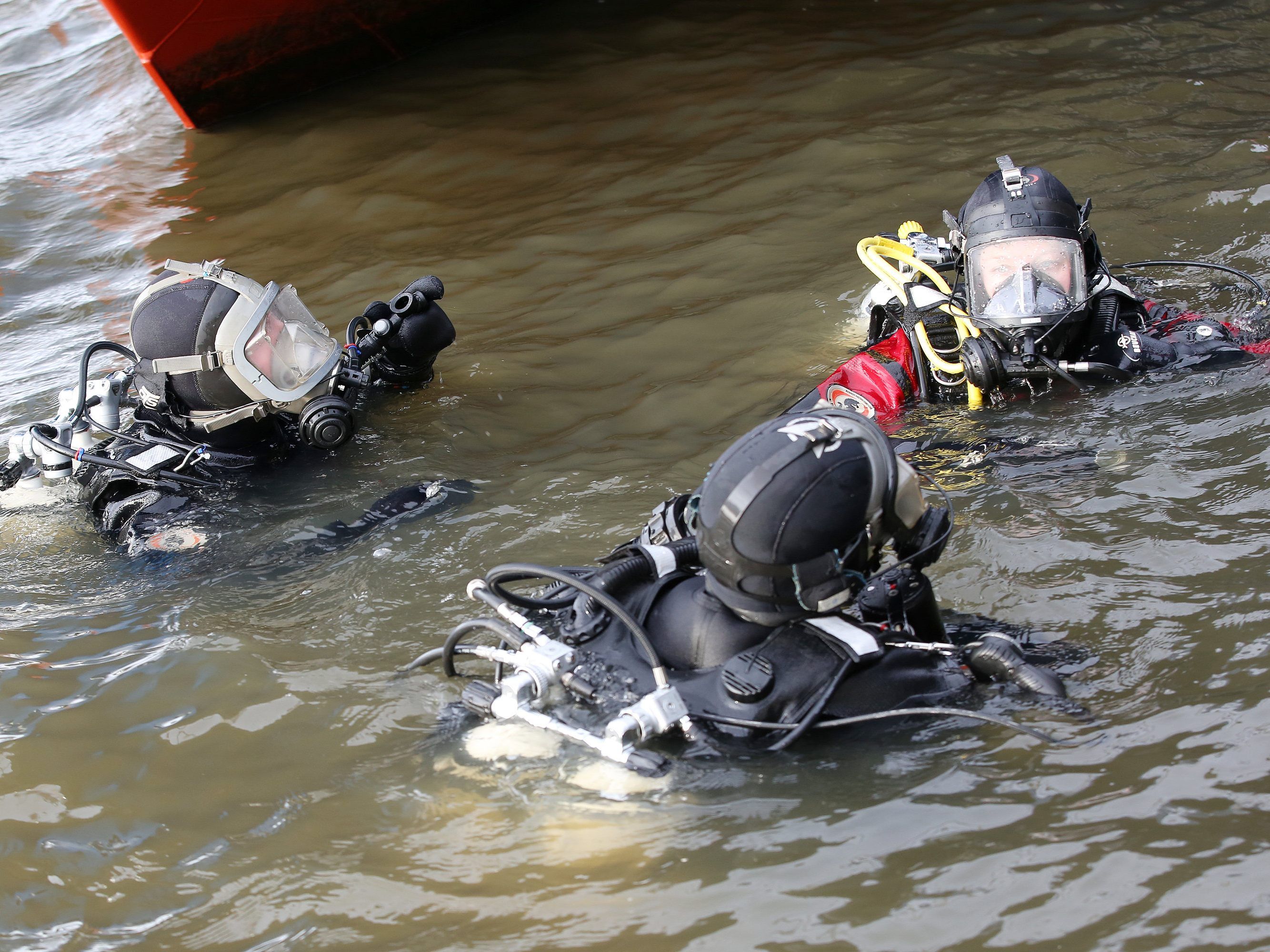 Die Frau wurde von Tauchern der Einheit Cobra im Wasser entdeckt.