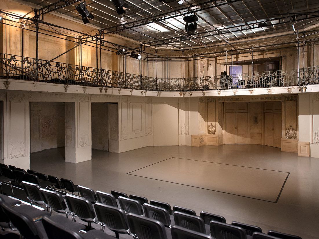 Die Bühne wird zum SChauplatz eines Digitaliseriungshorrors