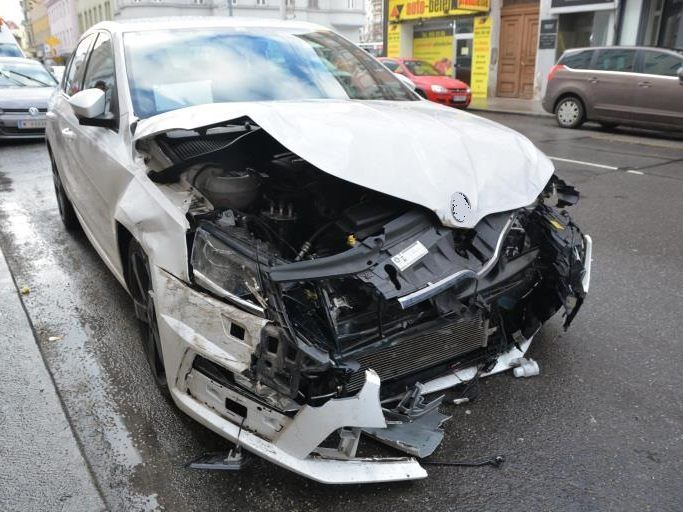 Bei den Autos entstand schwerer Sachschaden. Bei den Autos entstand schwerer Sachschaden.