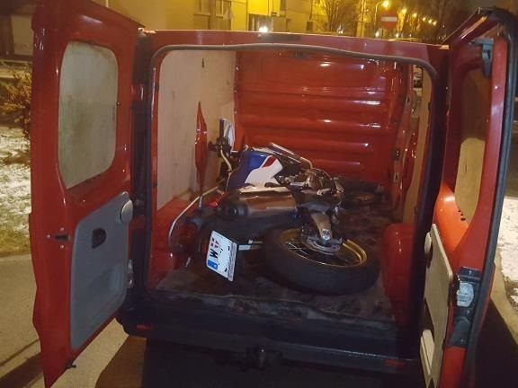 Ein Mann sprang aus dem Laderaum und wollte flüchten - die Polizistin konnte ihn anhalten.