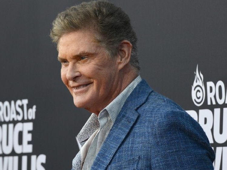 "The Hoff" kämpfte sich im Bademantel durch die Schneemassen. "The Hoff" kämpfte sich im Bademantel durch die Schneemassen.