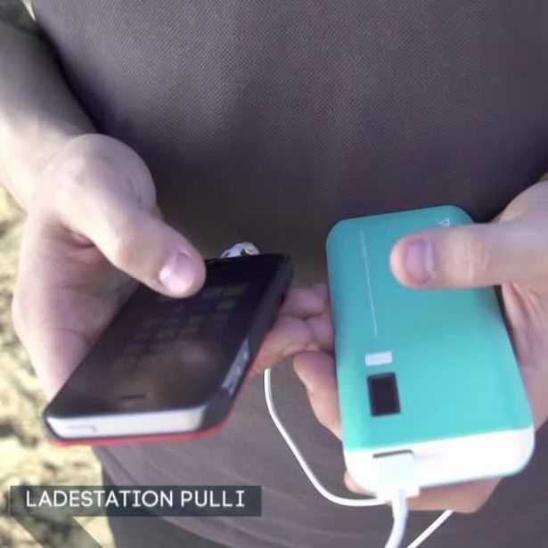 Dieser Pulli lädt Handy-Akkus auf.