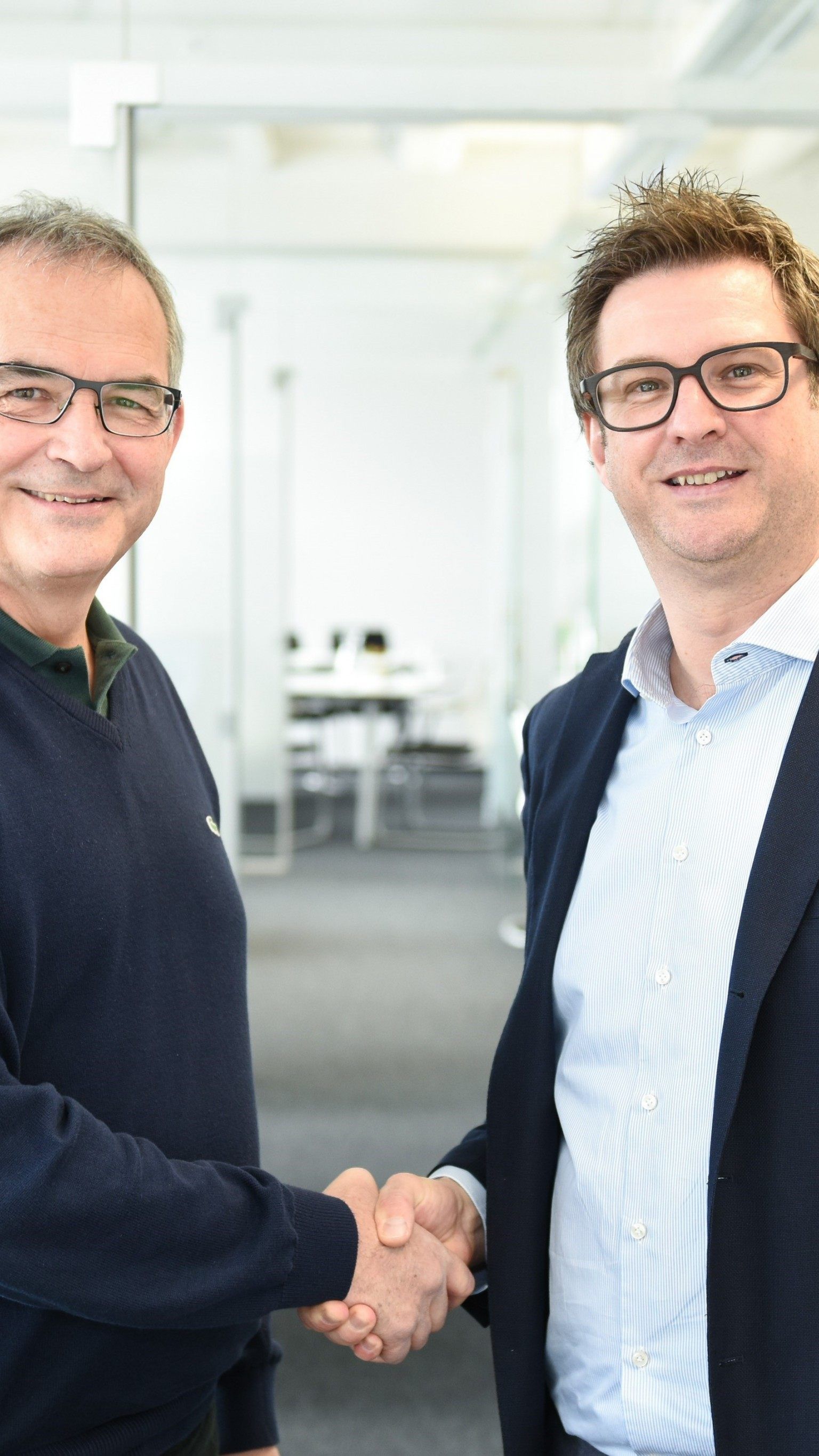 (v.l.n.r.) Peter Stämpfli, Verwaltungsratspräsident der Stämpfli AG, und Hansjörg B. Gutensohn besiegeln den Management-Buyout.