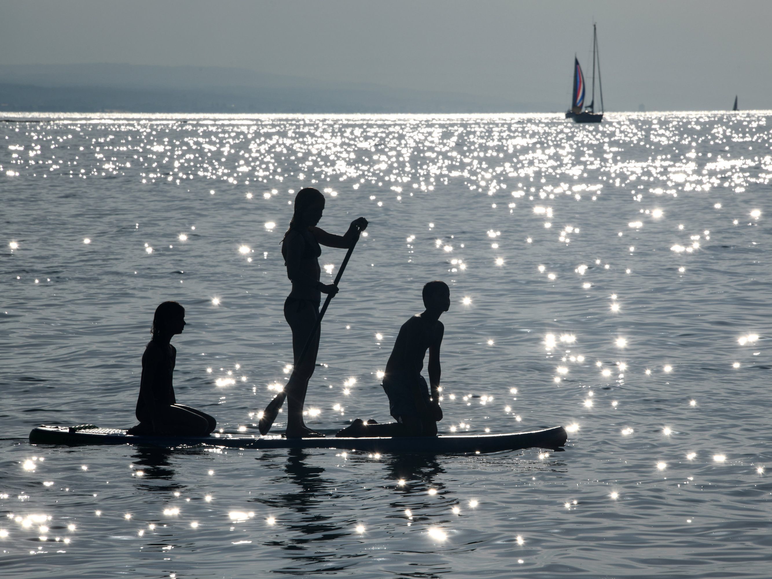 Der Wassersporttrend auf dem Stehpaddel erfreut sich auch am Bodensee großer Beliebtheit.