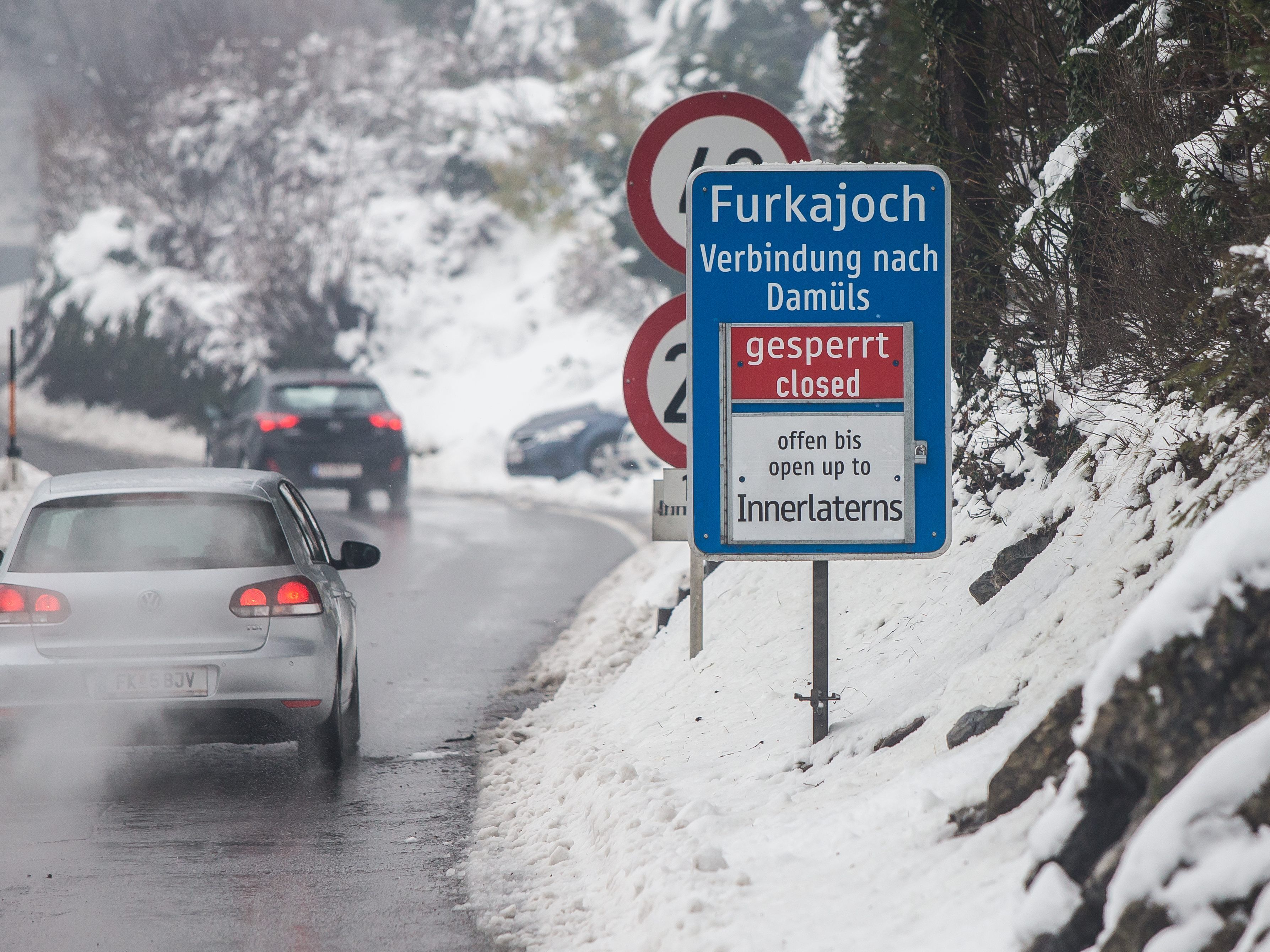 Aufgrunde der winterlichen Verhältnisse sind immernoch zahlreiche Straßen im Land gesperrt.