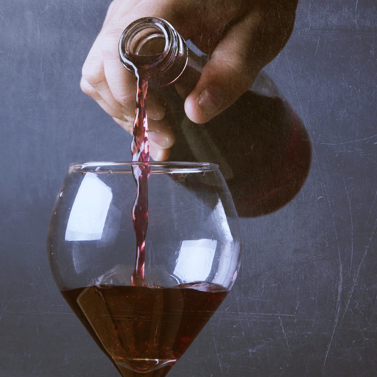 Der Genuss von Wein hat einige Vorteile.