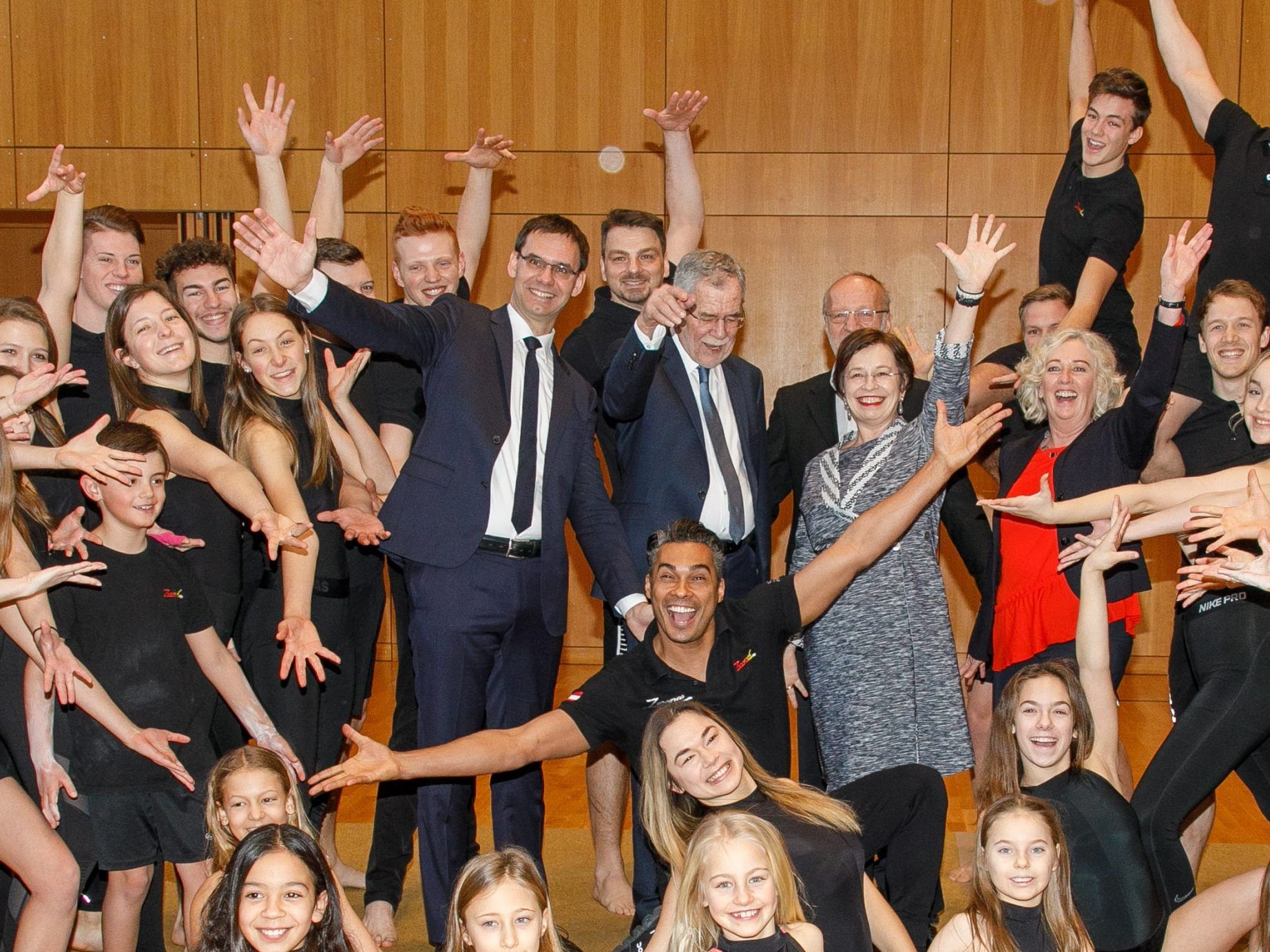 Vom Können der jungen Akrobatinnen und Akrobaten zeigten sich Landeshauptmann und Staatsoberhaupt begeistert Vom Können der jungen Akrobatinnen und Akrobaten zeigten sich Landeshauptmann und Staatsoberhaupt begeistert