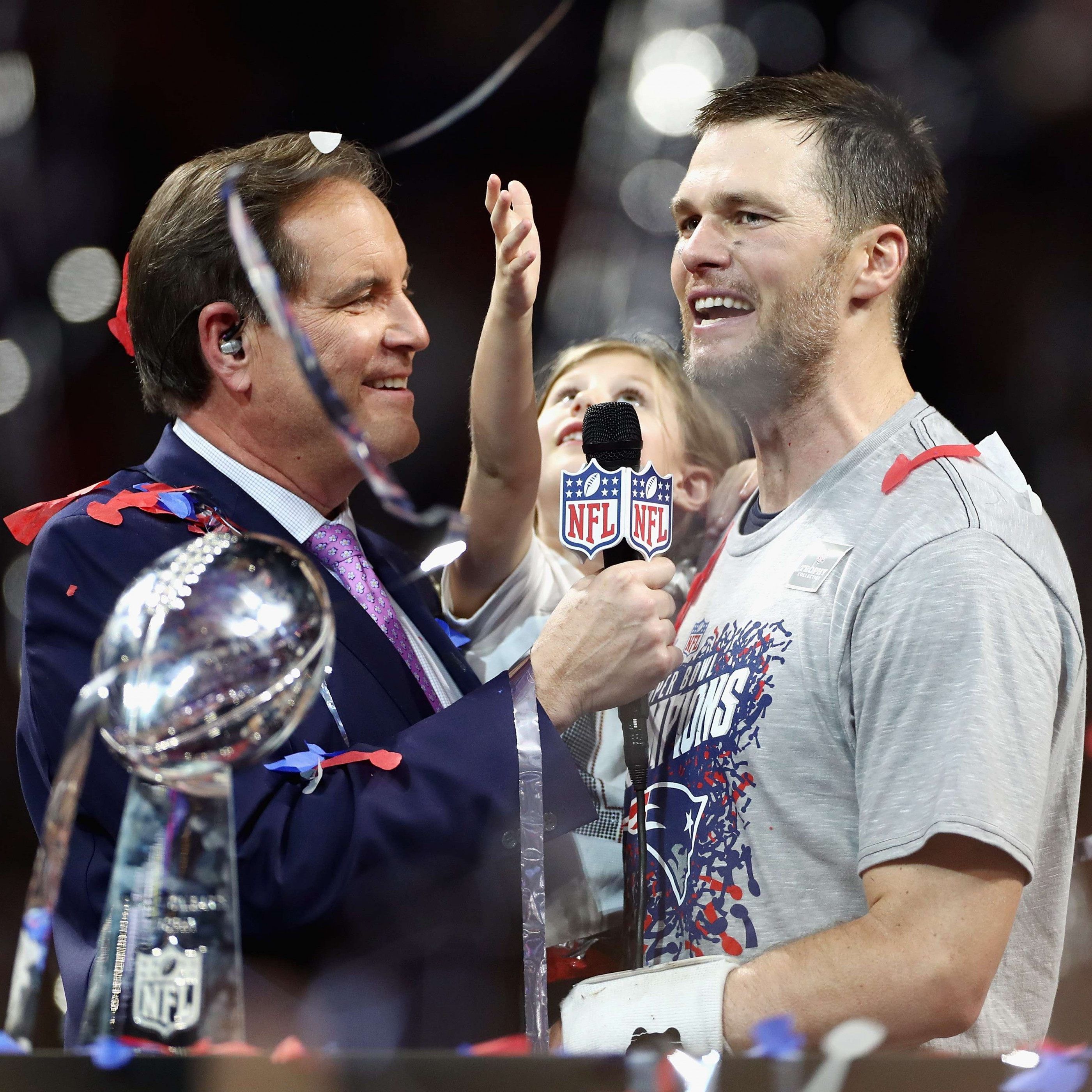 Tom Brady mit Töchterchen Vivian auf dem Arm.