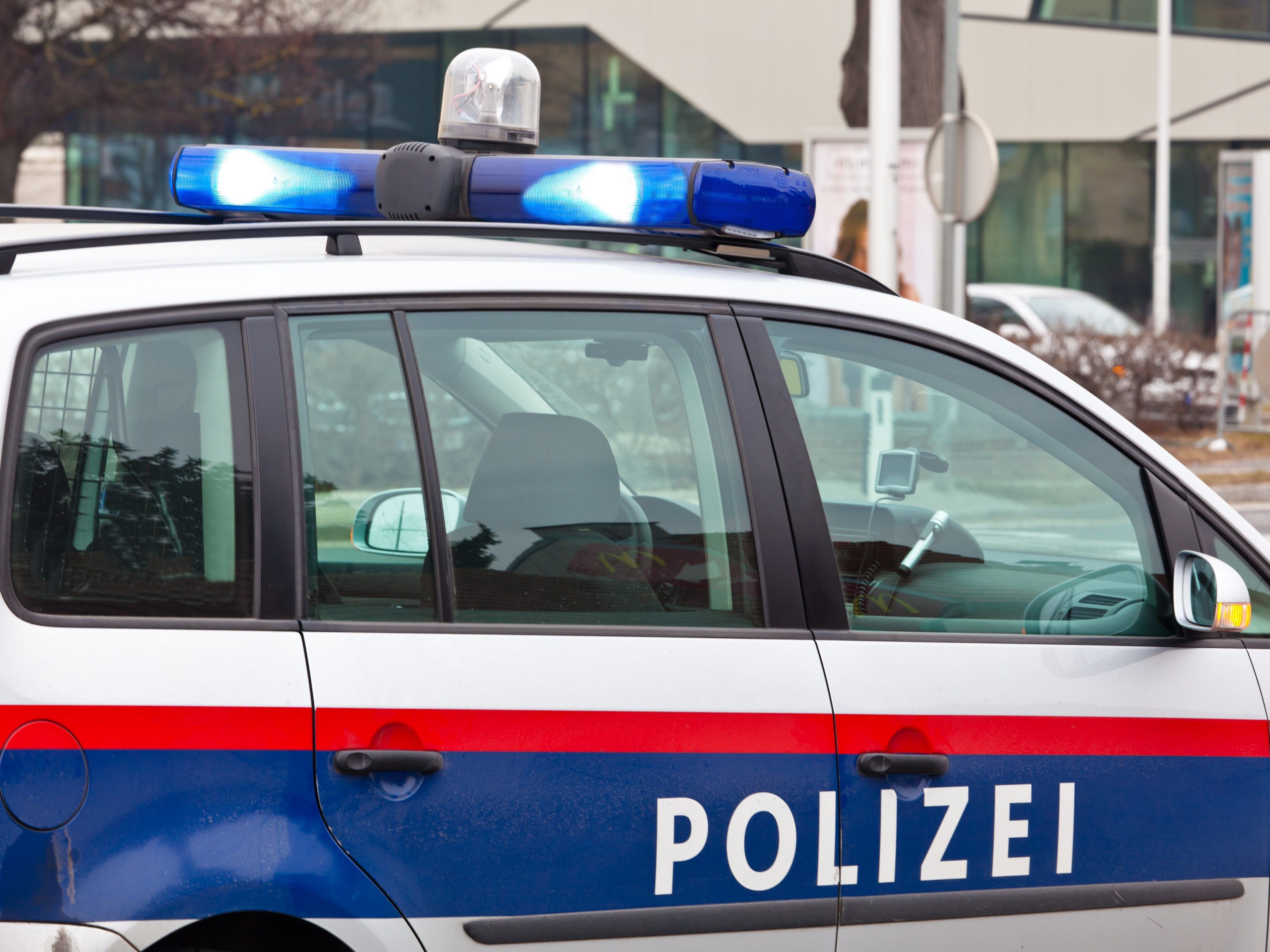 Zwei der Gesuchten stellten sich in einer Polizeiinspektion.