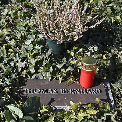 Bernhard starb am 12. Februar 1989 in Gmunden