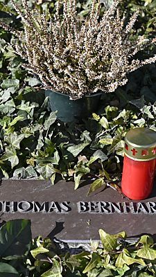 Bernhard starb am 12. Februar 1989 in Gmunden