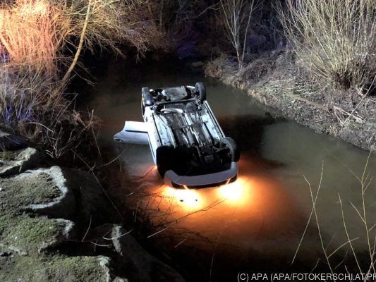 Der Wagen überschlug sich und landete im Wasser