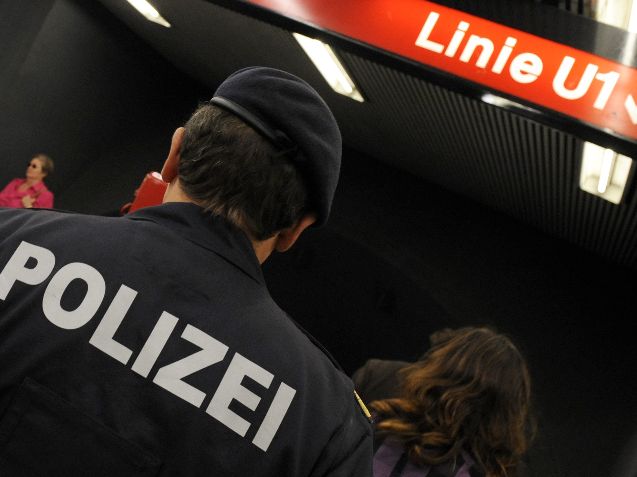 Polizisten bargen den Mann, der anschließend der Rettung übergeben wurde.