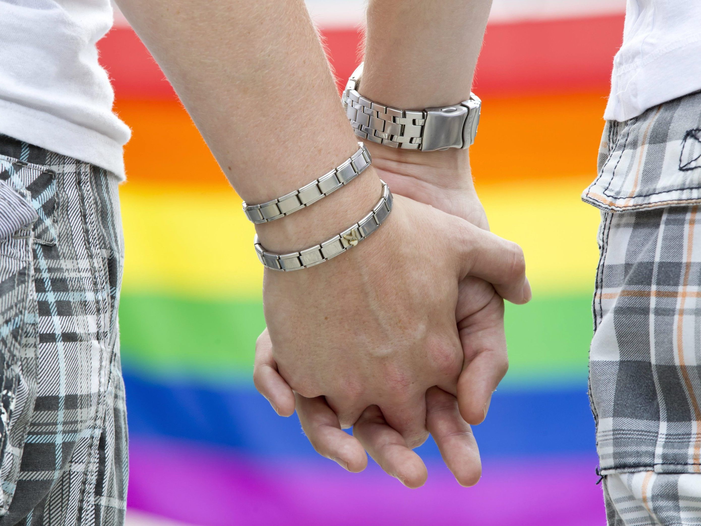 Das Bild eines homosexuellen Pärchens sorgt für Aufregung im Netz. Das Bild eines homosexuellen Pärchens sorgt für Aufregung im Netz.