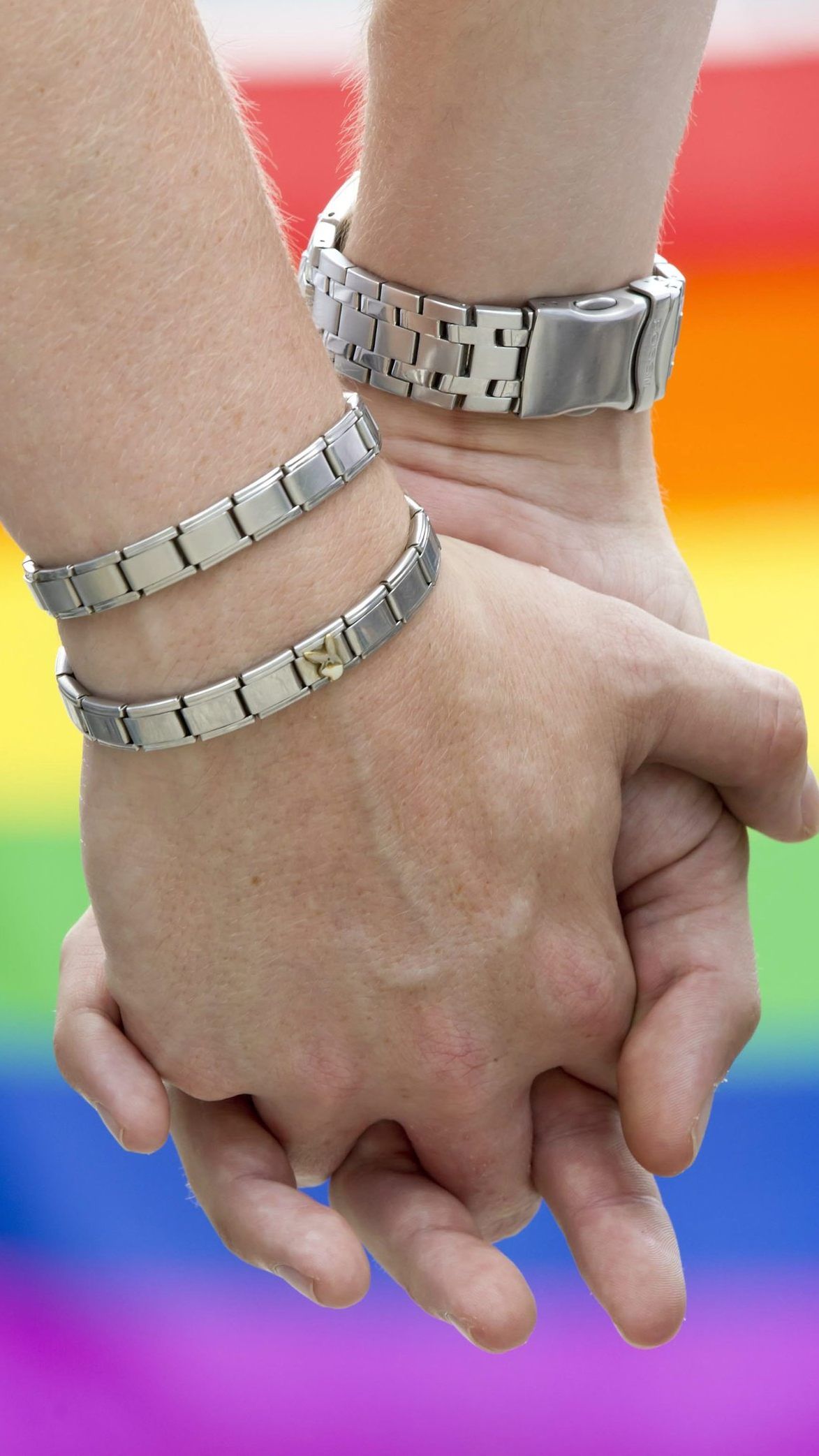 Das Bild eines homosexuellen Pärchens sorgt für Aufregung im Netz.