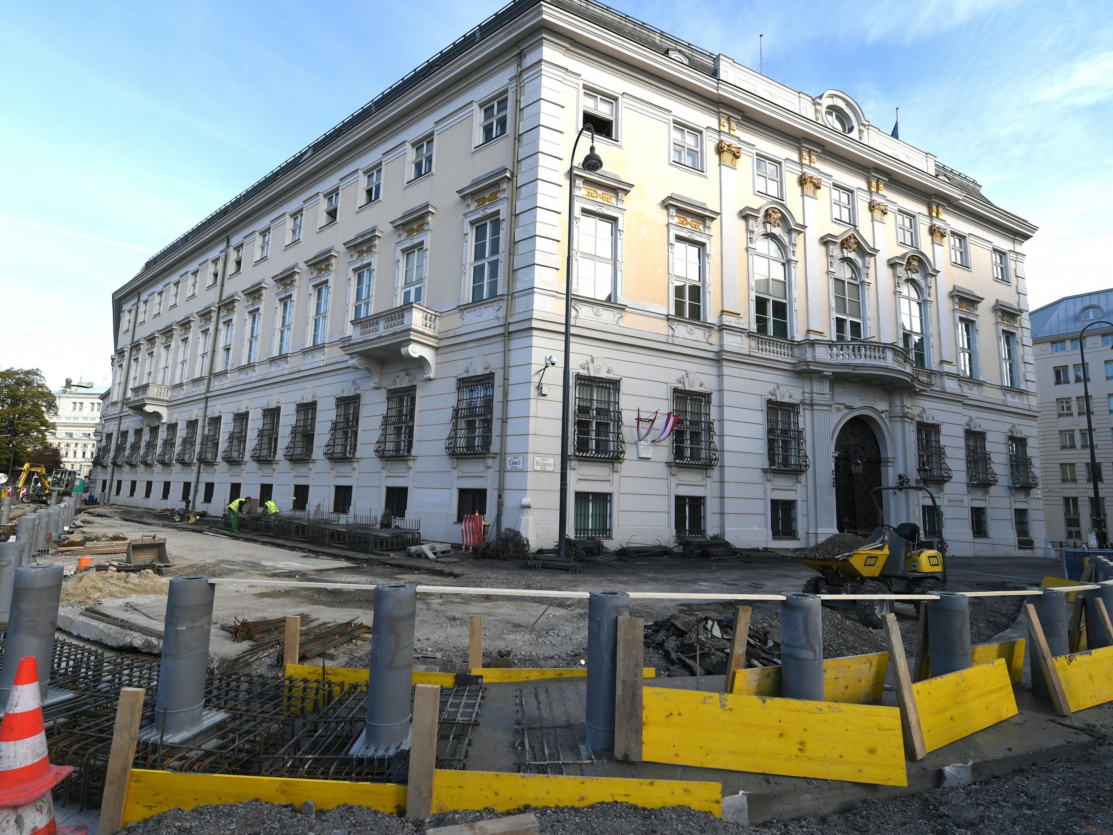 Der Baustopp der Poller vor dem Wiener Kanzleramt kostet 243.000 Euro.