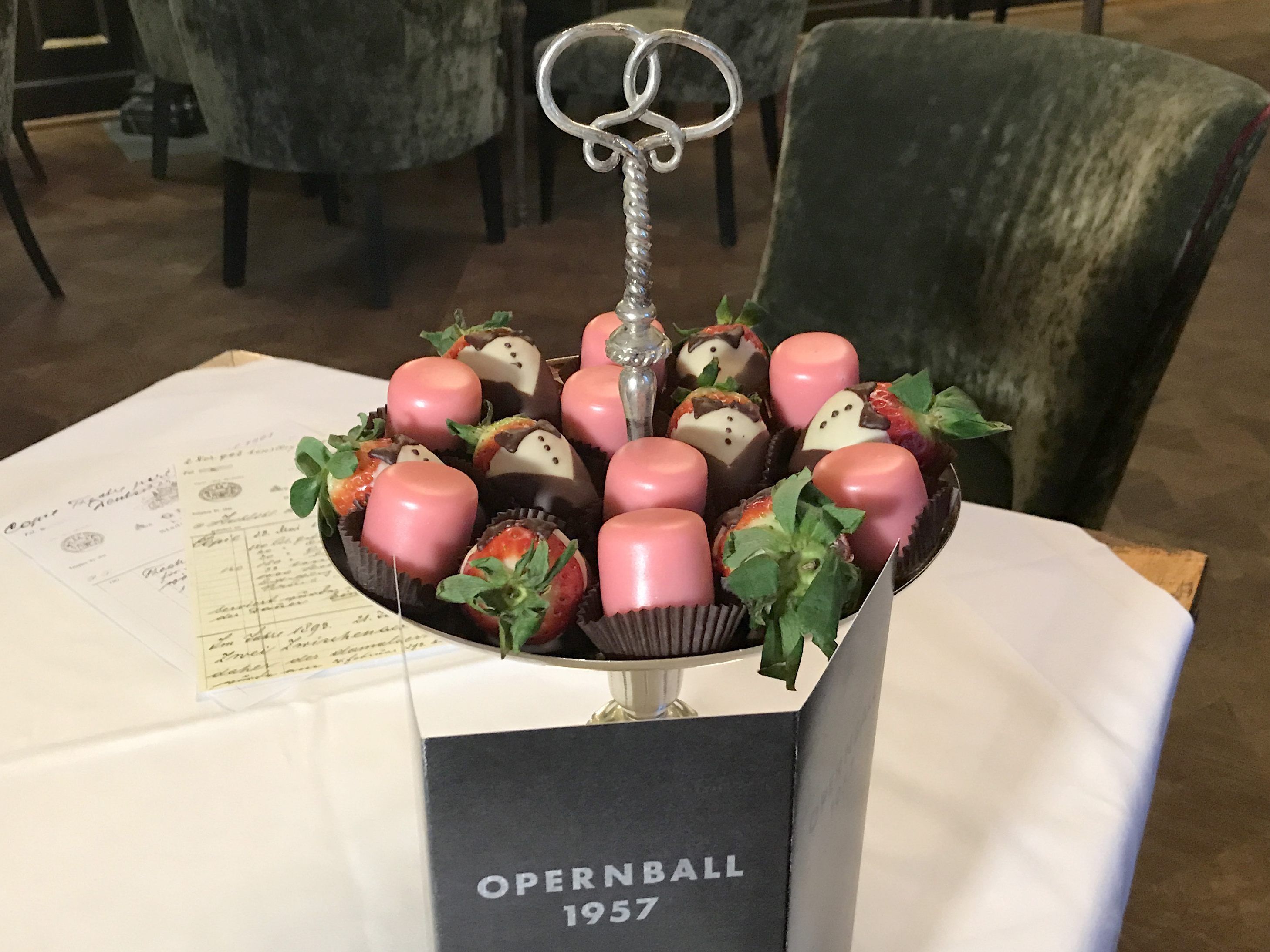 Die Staatsoper und der Zuckerbäckermeister Gerstner feiern ein gemeinsames Jubiläum. Die Staatsoper und der Zuckerbäckermeister Gerstner feiern ein gemeinsames Jubiläum.