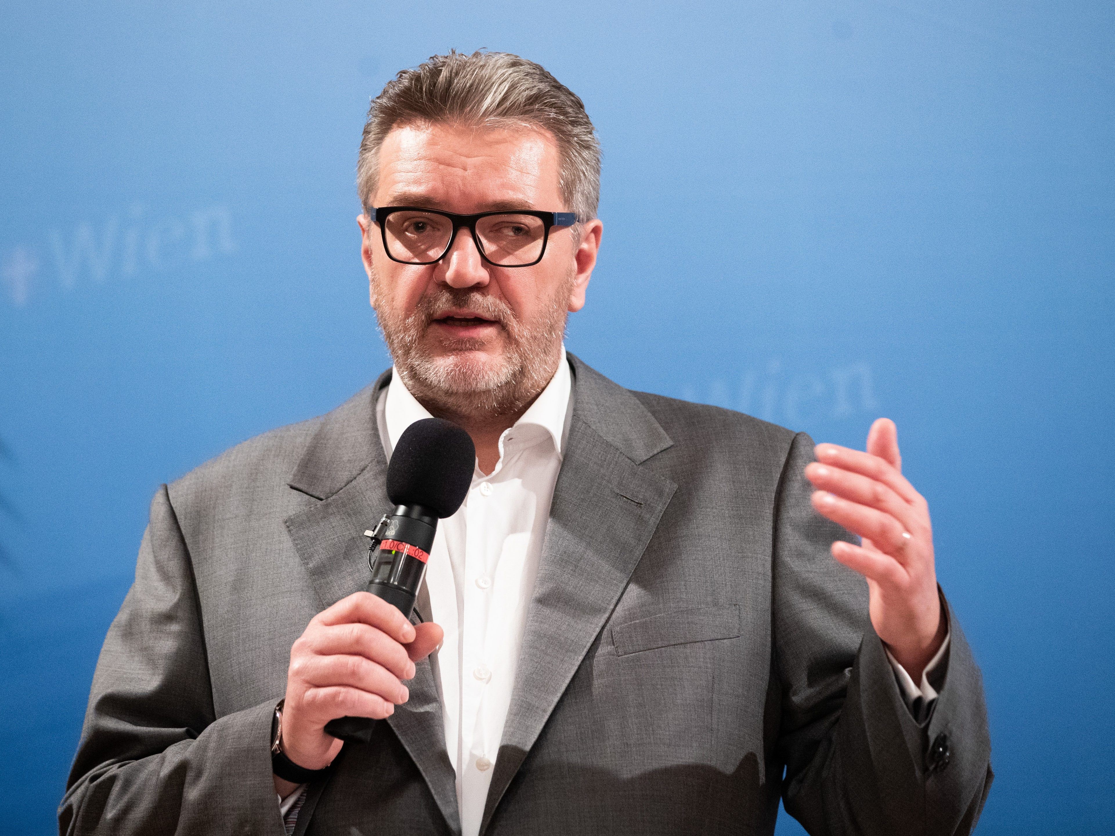 Sportstadtrat Peter Hacker will in die Modernisierung der Wiener Sportstätten investieren. Sportstadtrat Peter Hacker will in die Modernisierung der Wiener Sportstätten investieren.