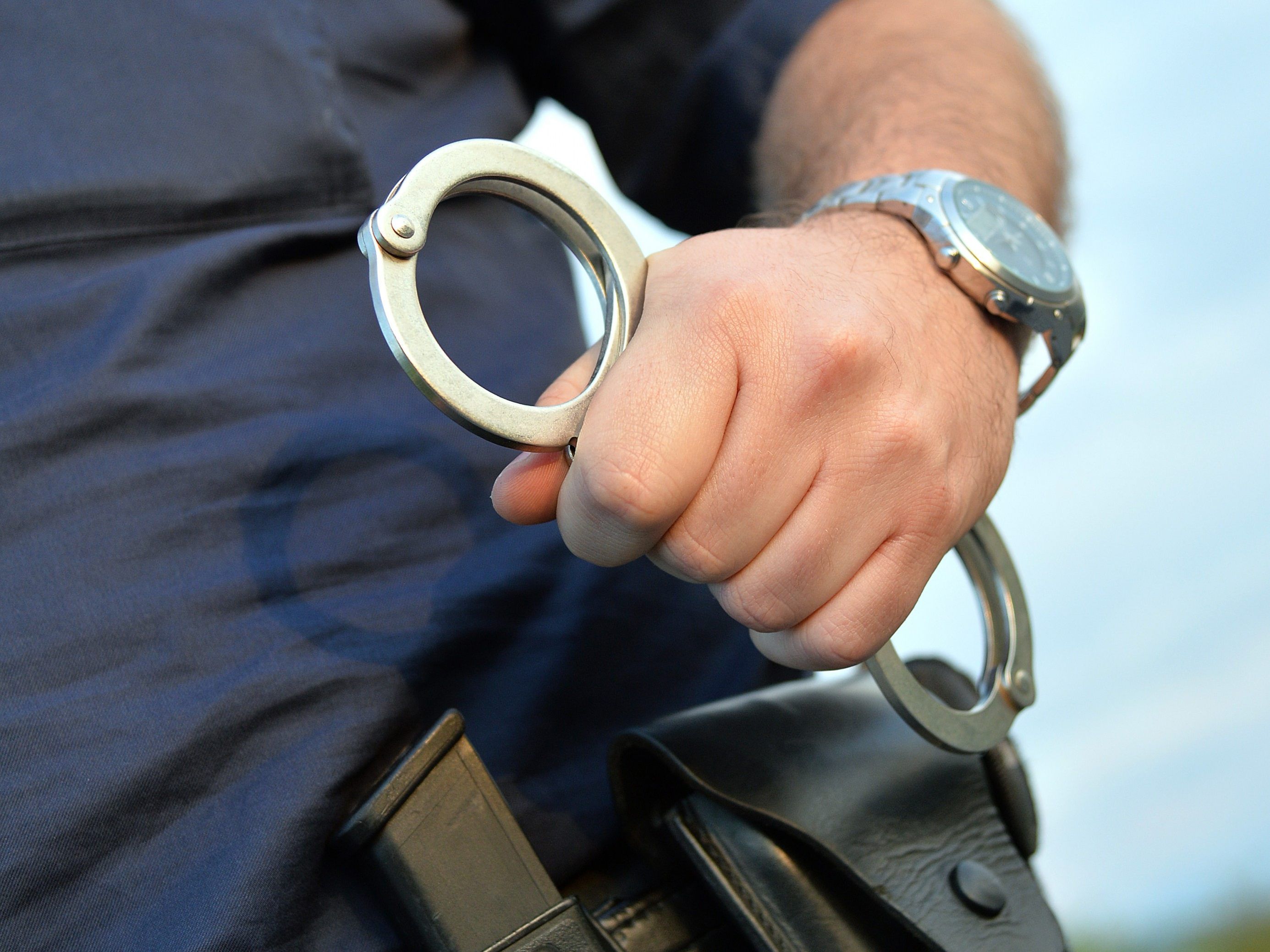 Der mutmaßliche Täter wurde an Ort und Stelle festgenommen. Der mutmaßliche Täter wurde an Ort und Stelle festgenommen.