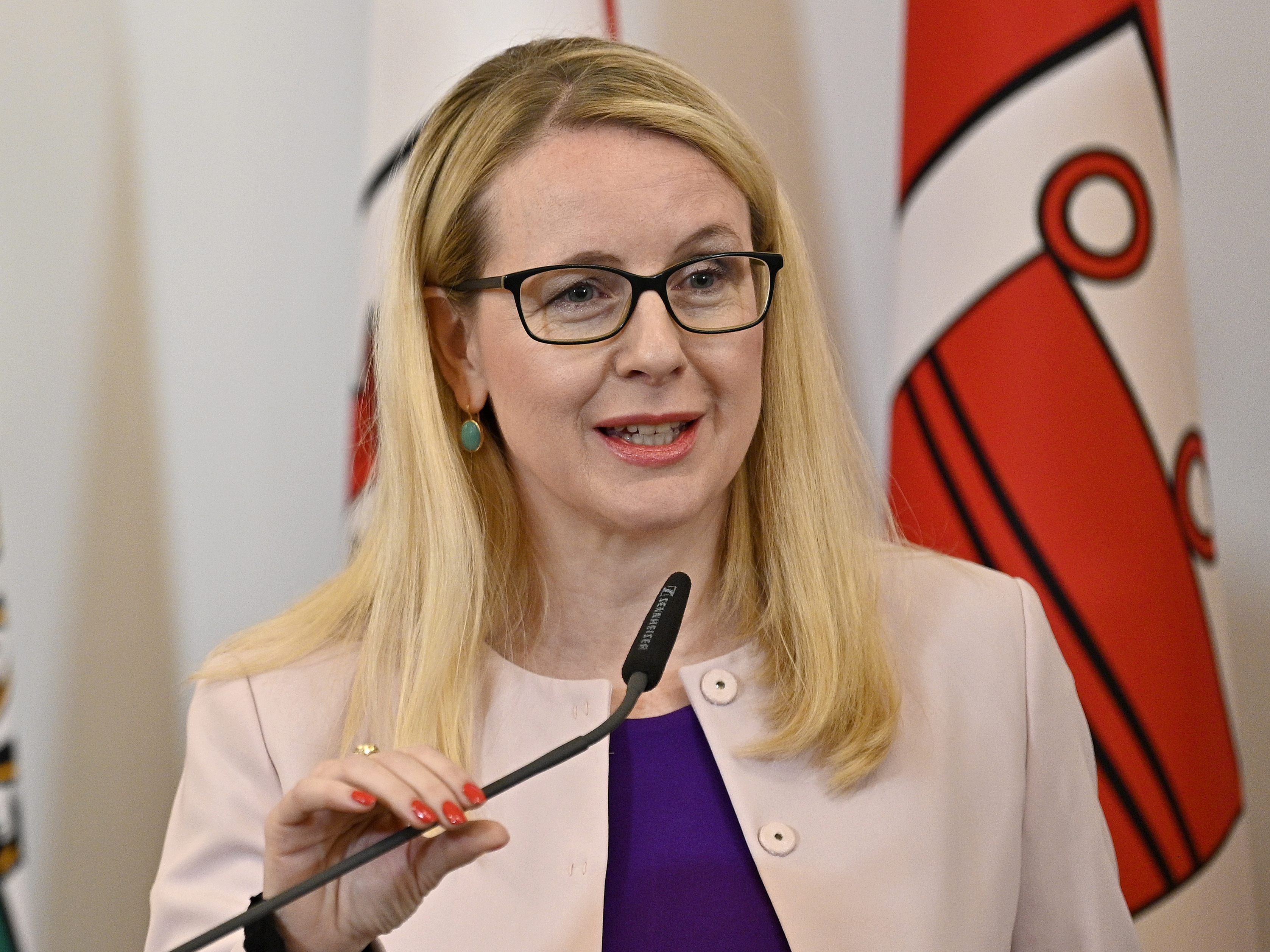 Margarete Schramböck lehtn den Rechtsanspruch auf einen Papamonat ohne eine Entlastung der Wirtschaft ab.