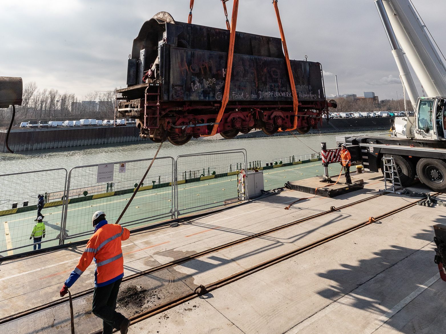 Drei Lkw mit Ballastgewicht waren für das Heben der Lok nötig. Drei Lkw mit Ballastgewicht waren für das Heben der Lok nötig.