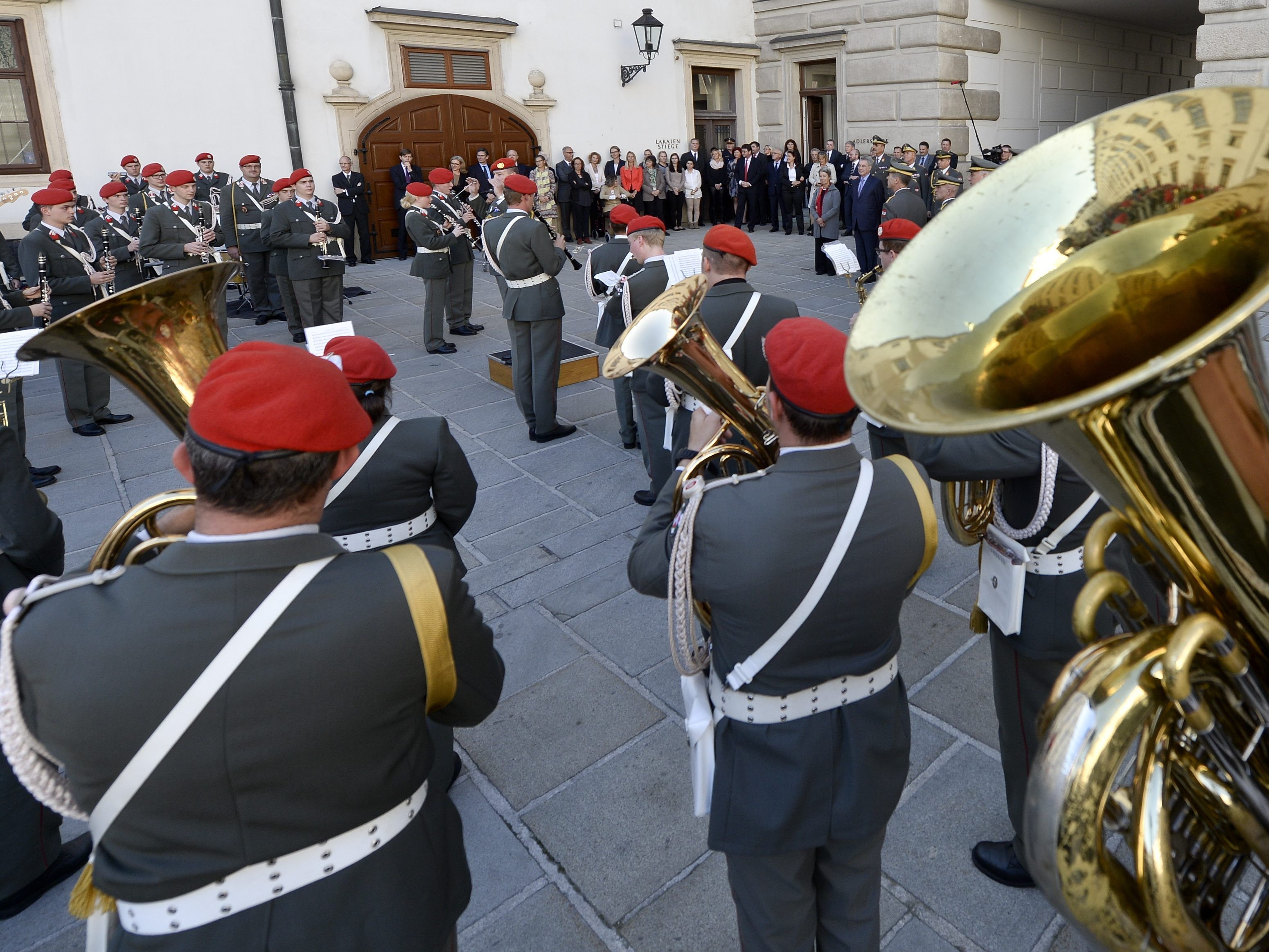 Die Gardemusik wird erstmals am Wiener Opernball den Marsch blasen. Die Gardemusik wird erstmals am Wiener Opernball den Marsch blasen.