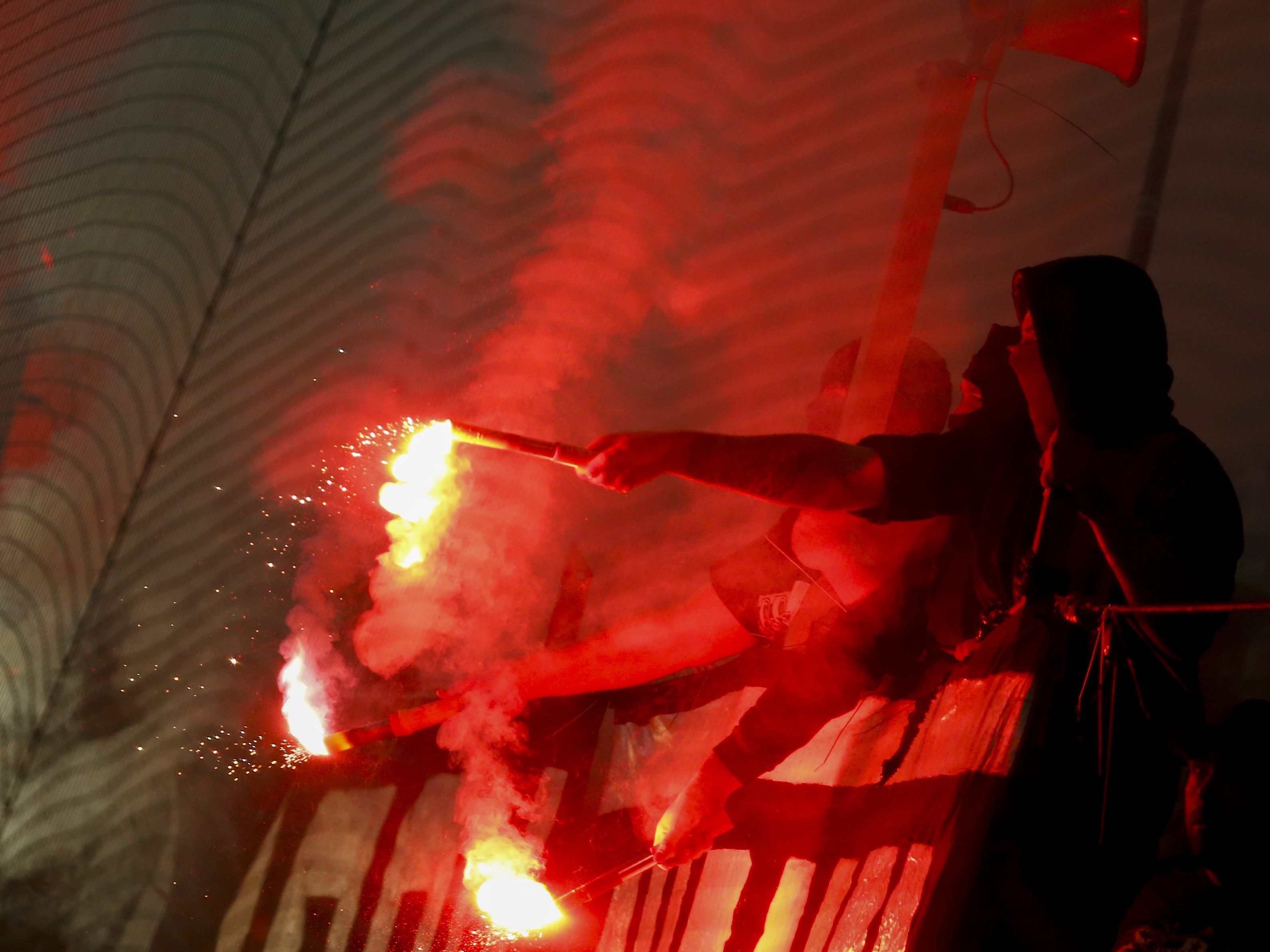 Die Fans wollten verbotene Pyrotechnik ins Stadion schmuggeln. Die Fans wollten verbotene Pyrotechnik ins Stadion schmuggeln.