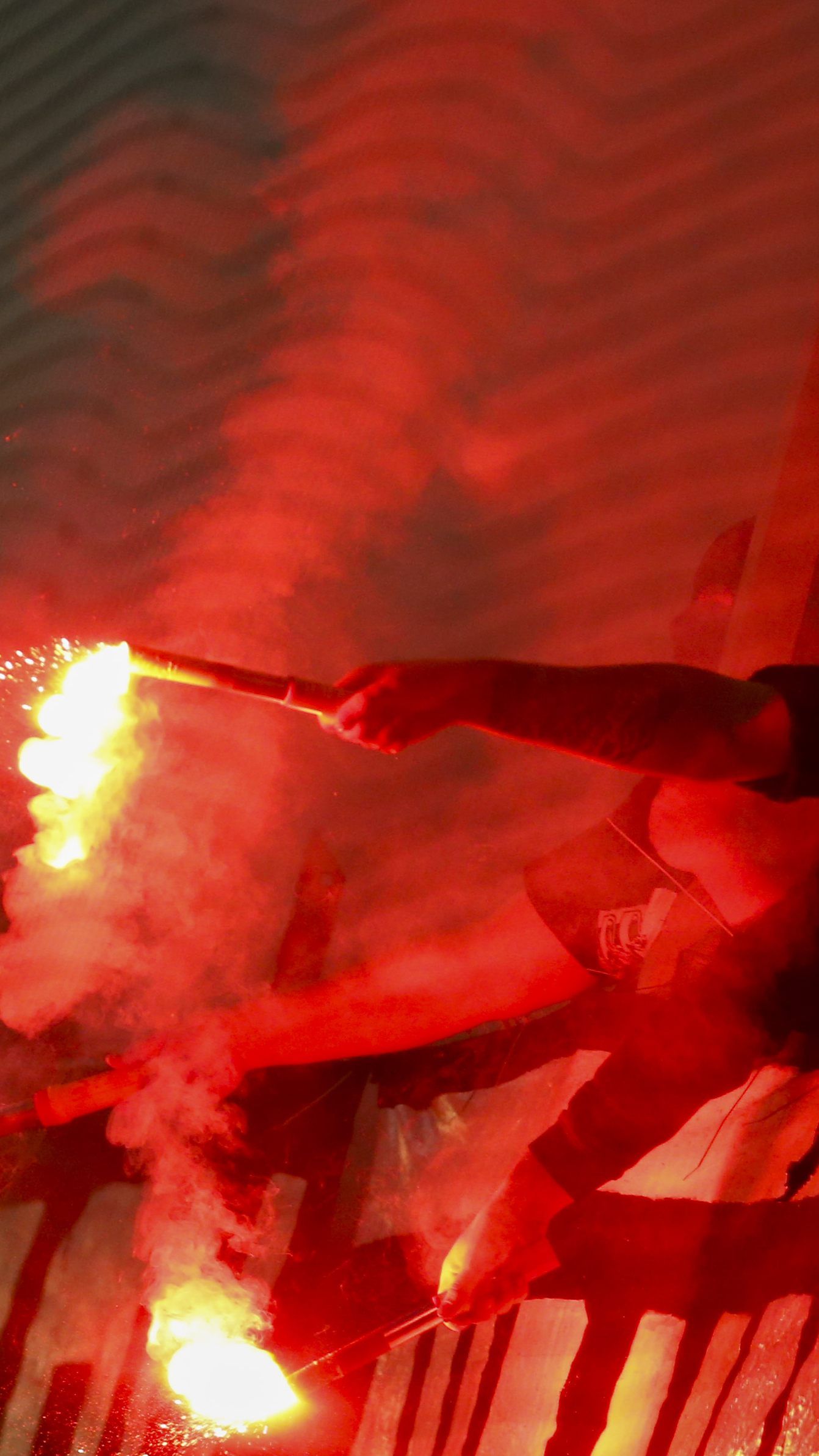 Die Fans wollten verbotene Pyrotechnik ins Stadion schmuggeln.