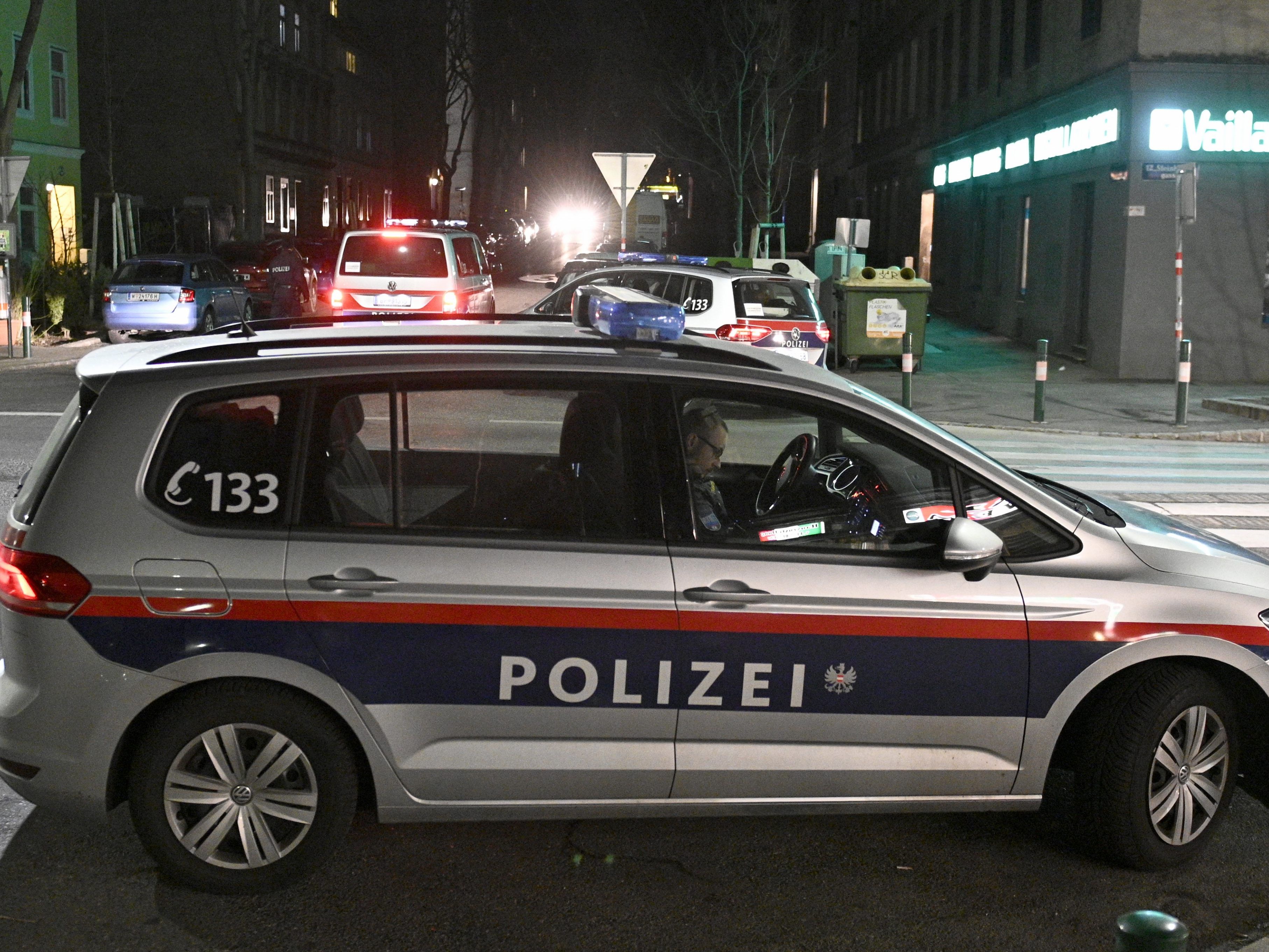 Die Frau, die in Wien-Meidling von einem Mann angeschossen wurden, ist im Krankenhaus verstorben. Die Frau, die in Wien-Meidling von einem Mann angeschossen wurden, ist im Krankenhaus verstorben.