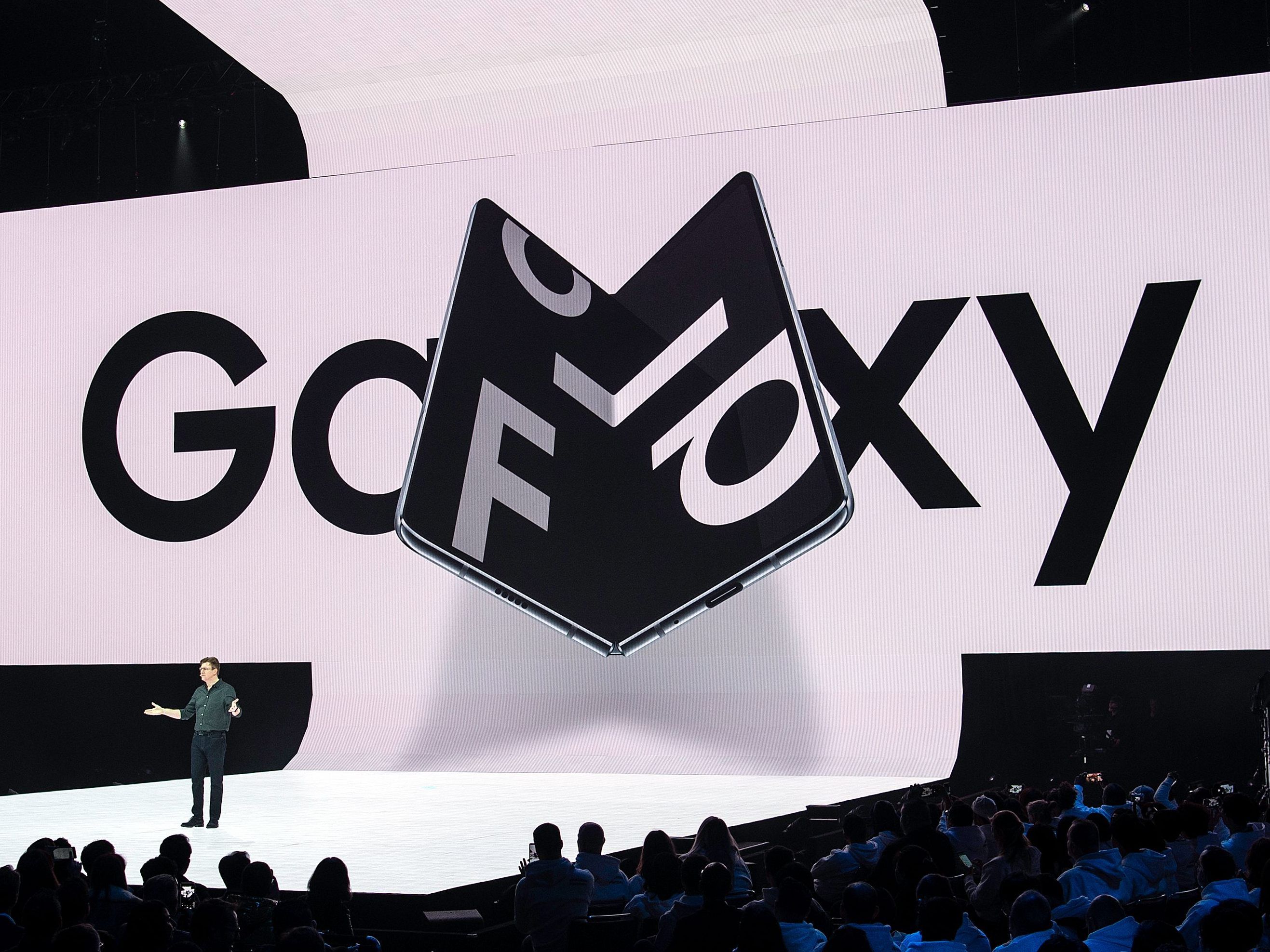 Samsung stellt das erste faltbare Smartphone vor. Samsung stellt das erste faltbare Smartphone vor.