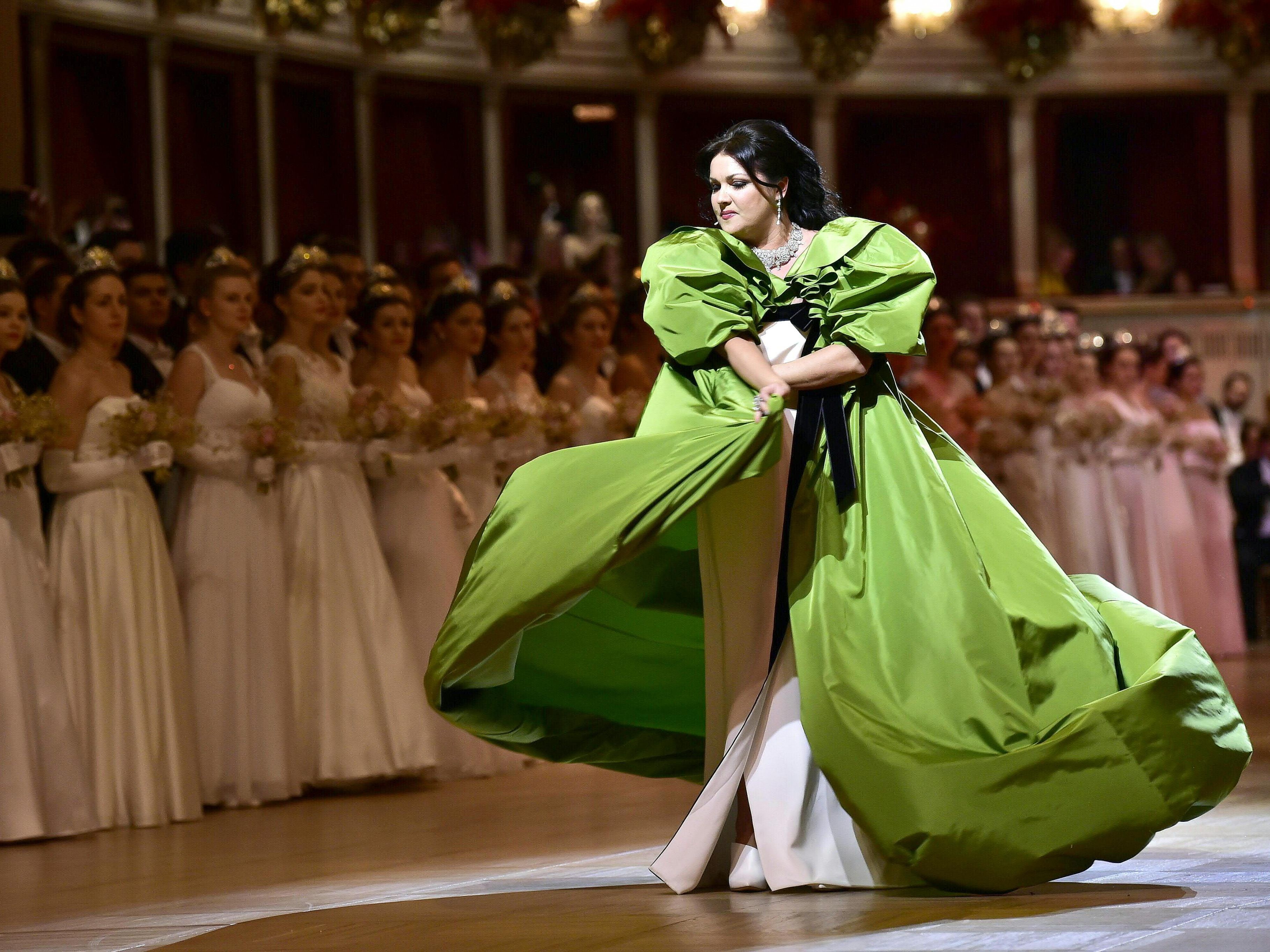 Bei der Eröffnung konnte Anna Netrebko nicht nur mit ihrer Stimme die Aufmerksamkeit auf sich ziehen. Bei der Eröffnung konnte Anna Netrebko nicht nur mit ihrer Stimme die Aufmerksamkeit auf sich ziehen.