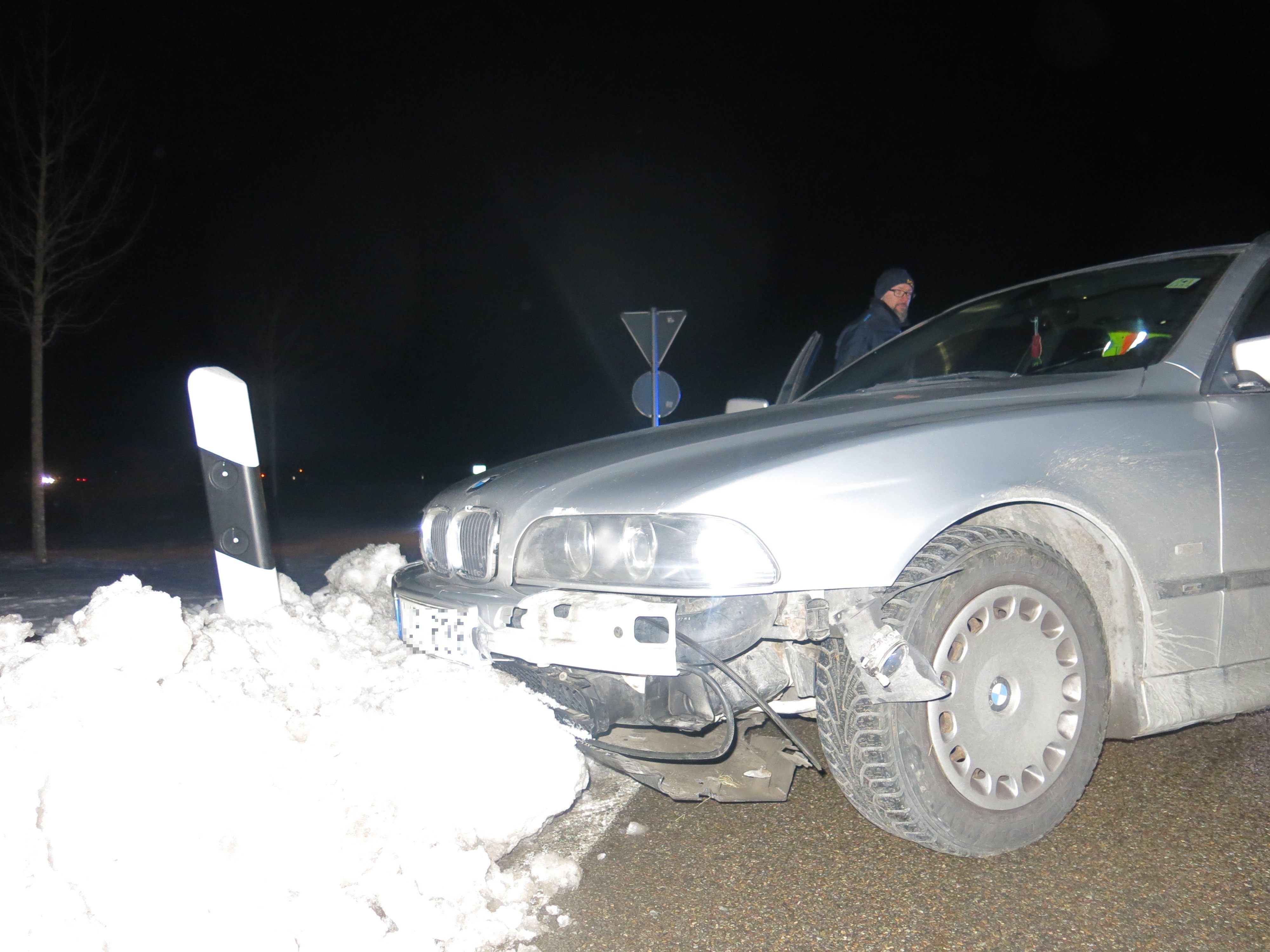  Der mutmaßliche Schleuser verliert in einem Kreisverkehr die Kontrolle und bleibt mit seinem Fahrzeug im Schnee stecken. Der mutmaßliche Schleuser verliert in einem Kreisverkehr die Kontrolle und bleibt mit seinem Fahrzeug im Schnee stecken.