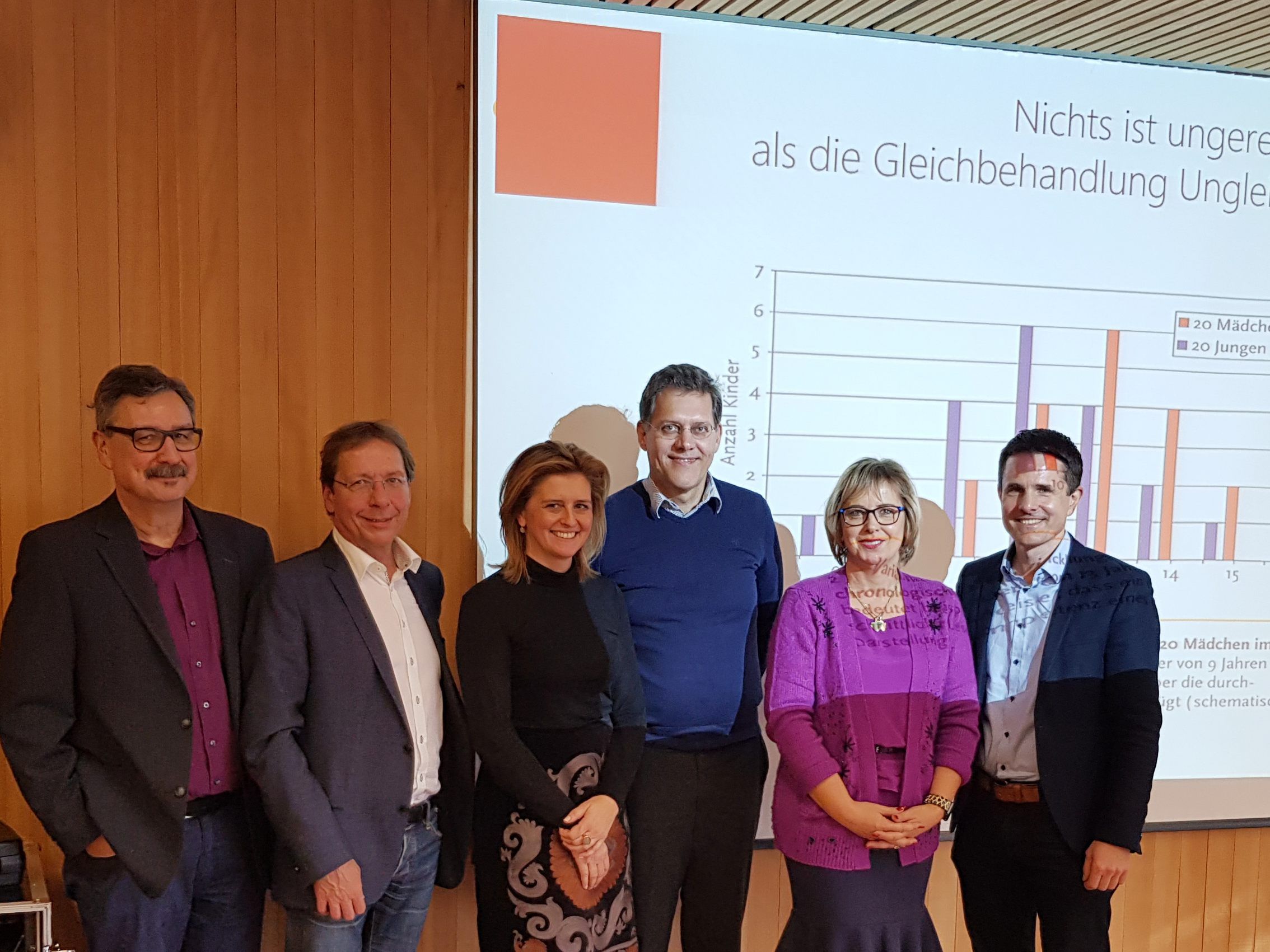 Vertreter der Praxisschule, der Institutsleitungen und des Rektorats der PH Vorarlberg mit Direktorin Simone Kots Vertreter der Praxisschule, der Institutsleitungen und des Rektorats der PH Vorarlberg mit Direktorin Simone Kots