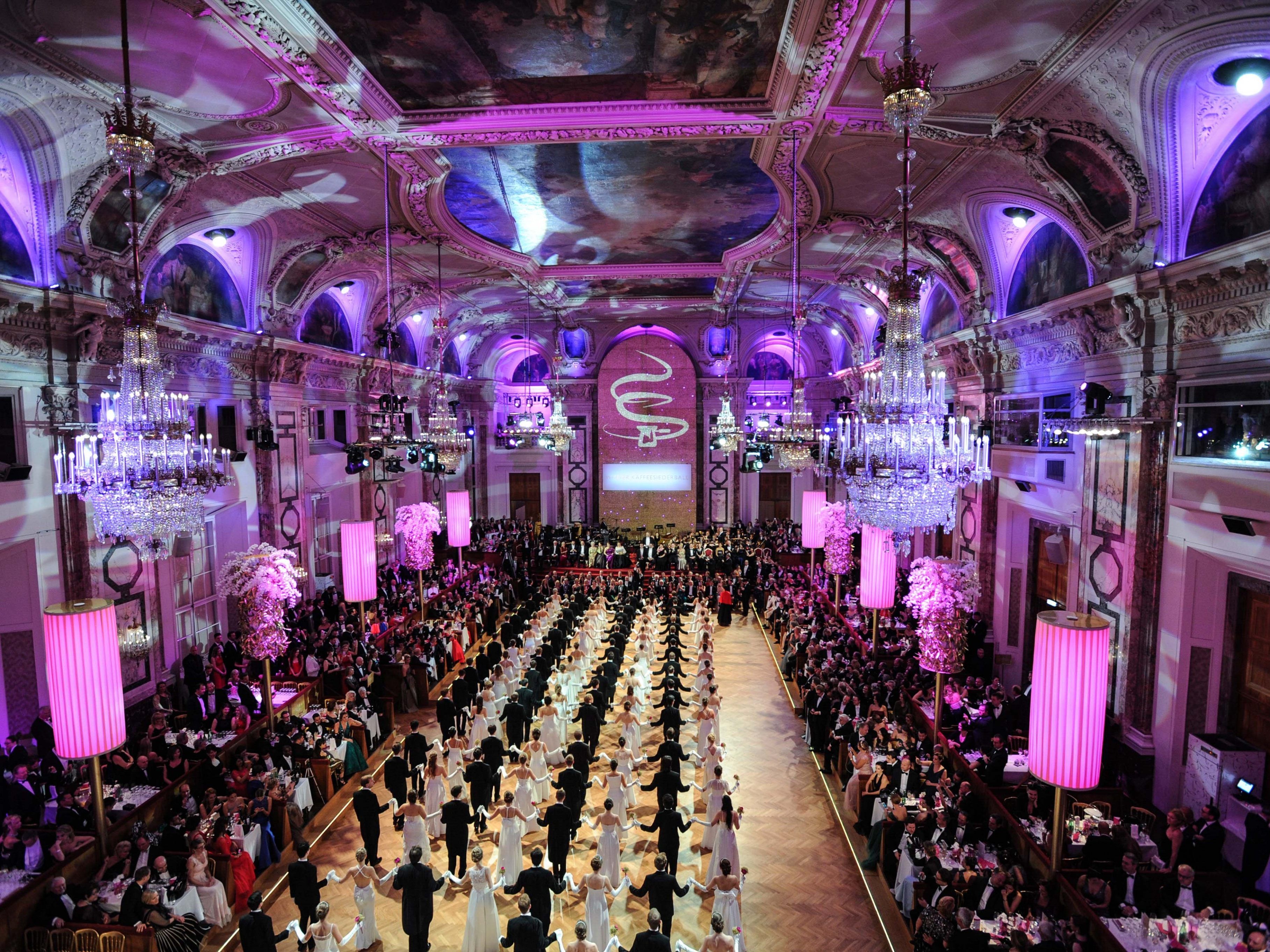 Beim Wiener Kaffeesiederball wird die Wiener Hofburg zu einem großen Kaffeehaus. Beim Wiener Kaffeesiederball wird die Wiener Hofburg zu einem großen Kaffeehaus.