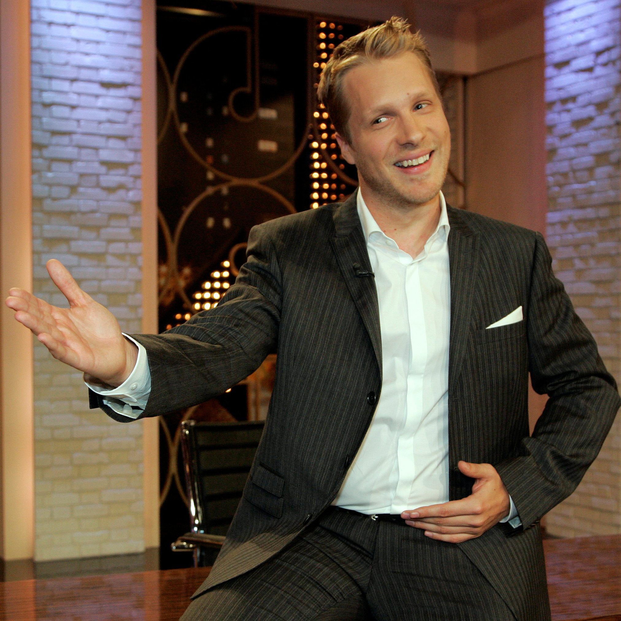 Oliver Pocher sorgt mit einem Foto, das ihn verkleidet als Karl Lagerfeld zeigt, für einen Shitstorm.