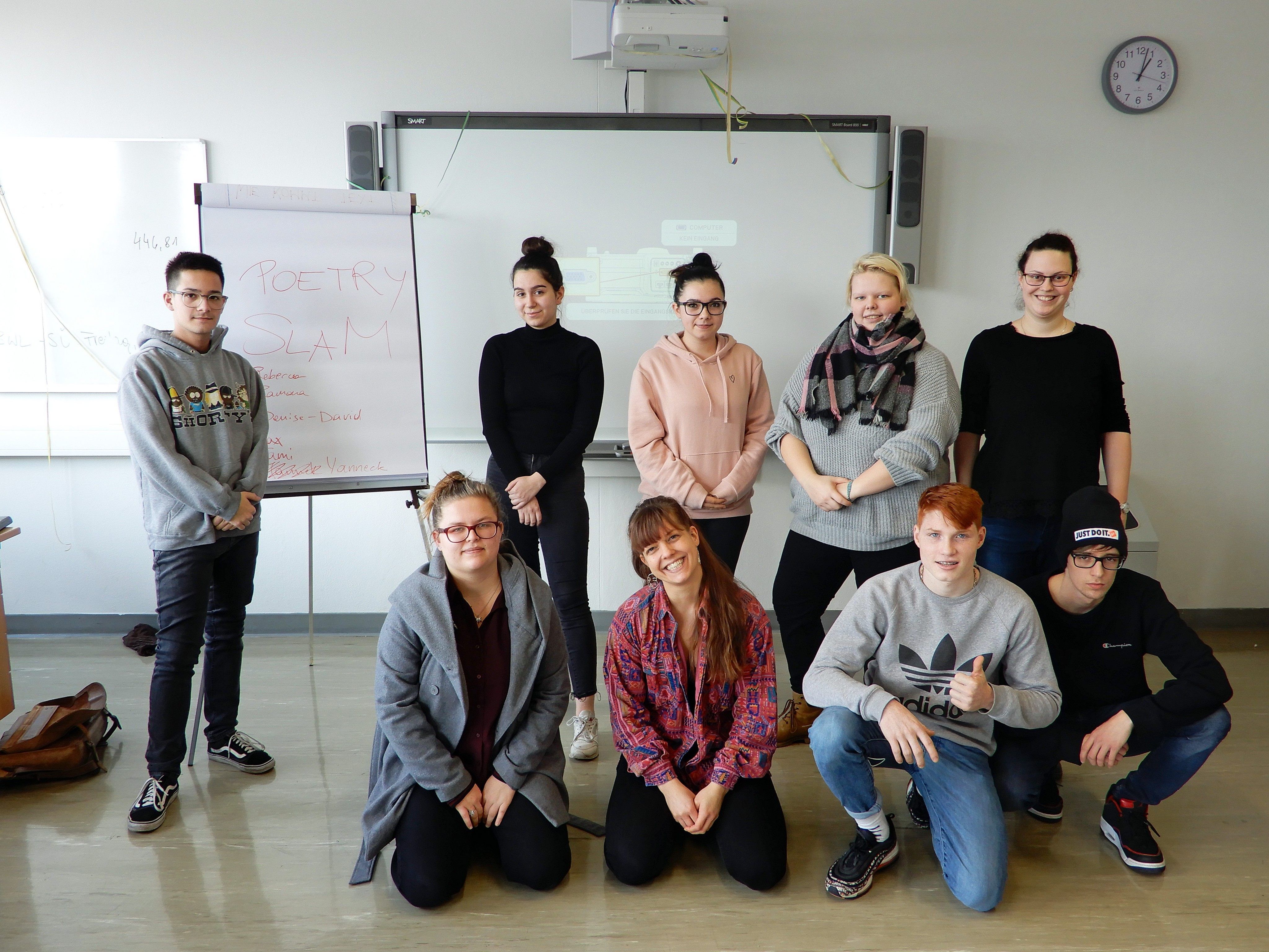 Die Schüler der Handelsschule bekamen Profi-Tipps von Slammerin Ramona Pohn. (vorne 2. v. li.) Die Schüler der Handelsschule bekamen Profi-Tipps von Slammerin Ramona Pohn. (vorne 2. v. li.)