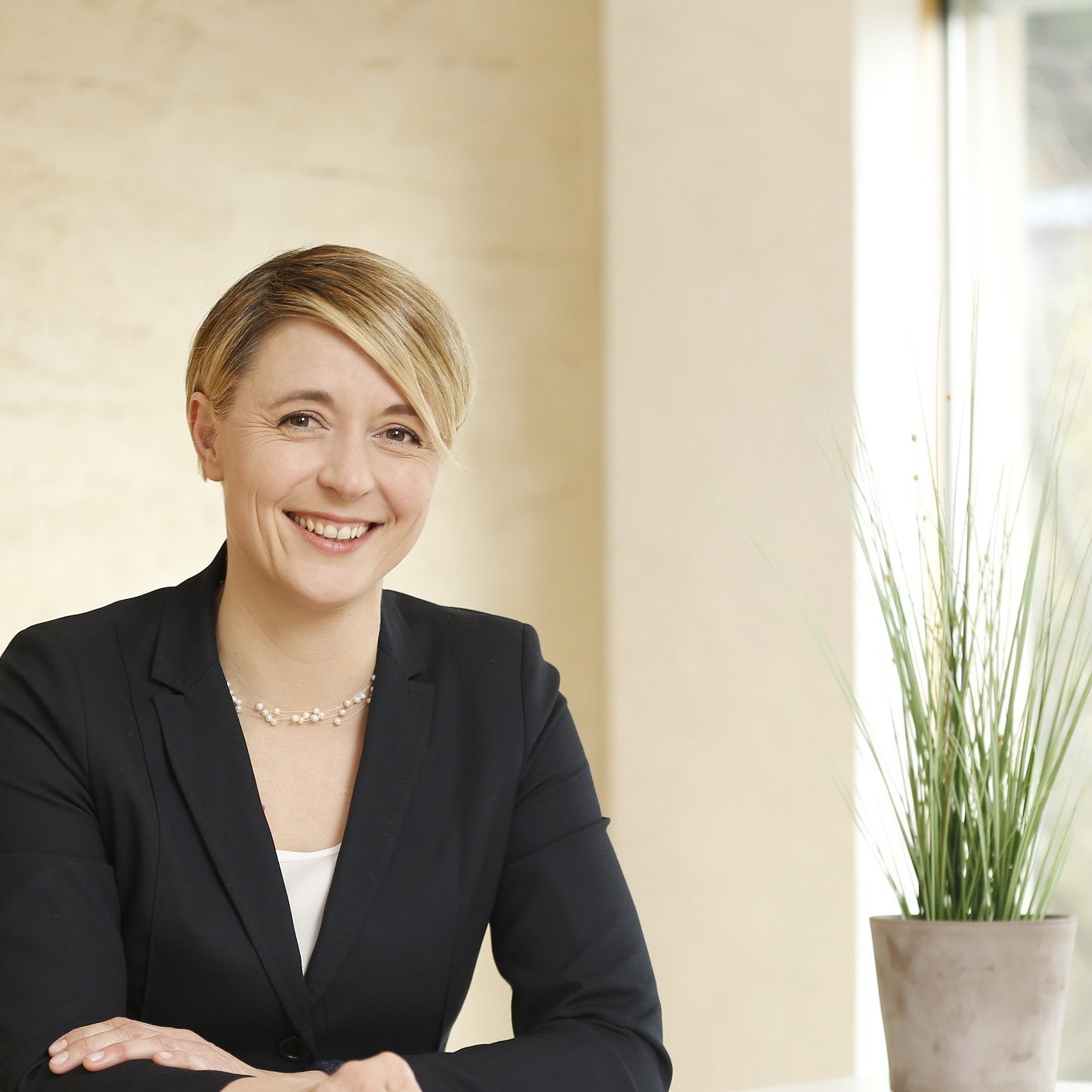 Andrea Kerbleder ist verheiratet, Mutter von drei Kindern und selbstständige Pilates- und Rückentrainerin.