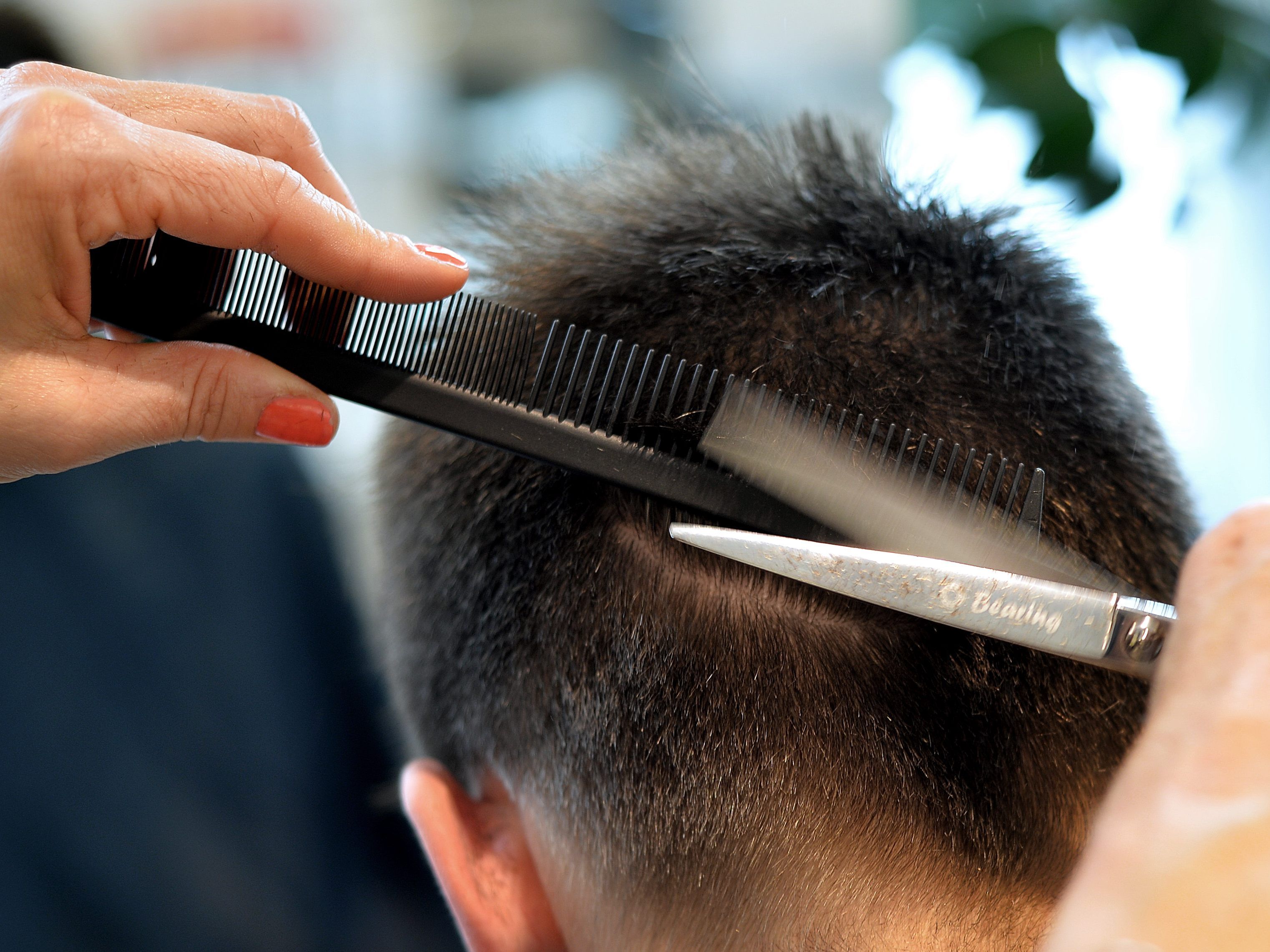 Am 17. Februar wird der soziale Friseurverein Barber Angels Brotherhood in der Wiener Gruft gratis Haare und Bärte schneiden. Am 17. Februar wird der soziale Friseurverein Barber Angels Brotherhood in der Wiener Gruft gratis Haare und Bärte schneiden.