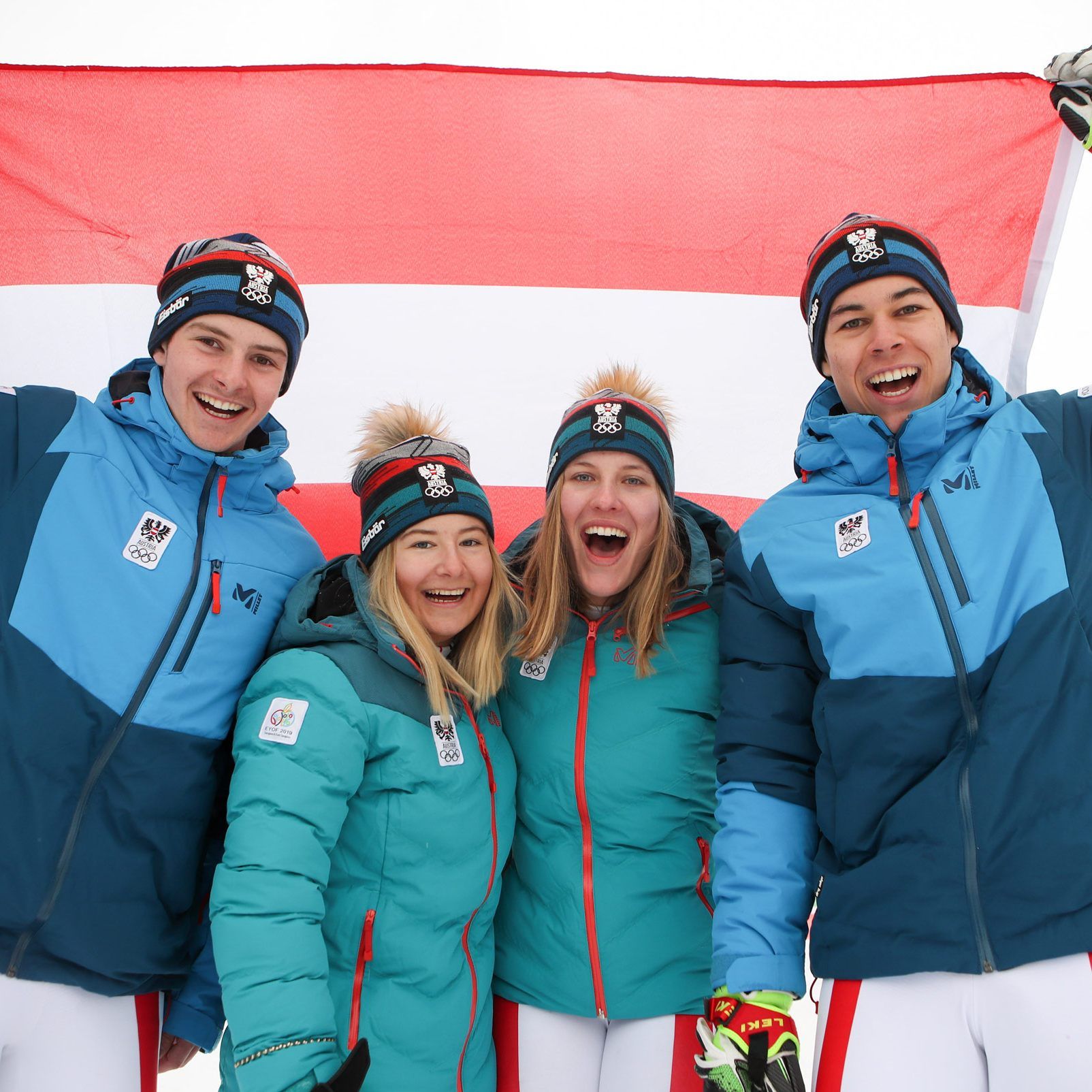 Amanda Salzgeber zweite von links freut sich über die Olympia-Silberne