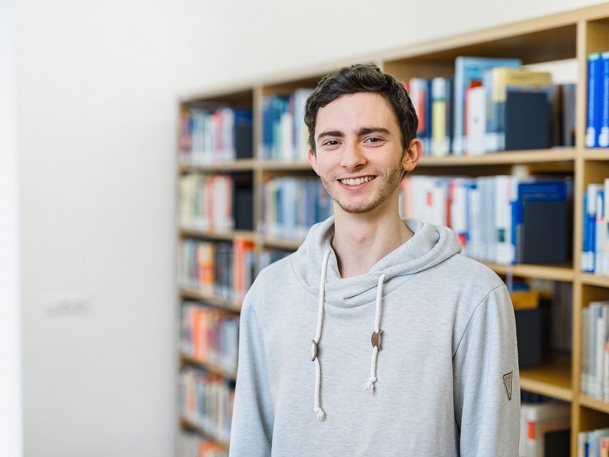 Niklas Walser profitiert von einer praxisnahen Ausbildung und hat beste Berufschancen. Fotonachweis: Alexander Duelli Niklas Walser profitiert von einer praxisnahen Ausbildung und hat beste Berufschancen. Fotonachweis: Alexander Duelli